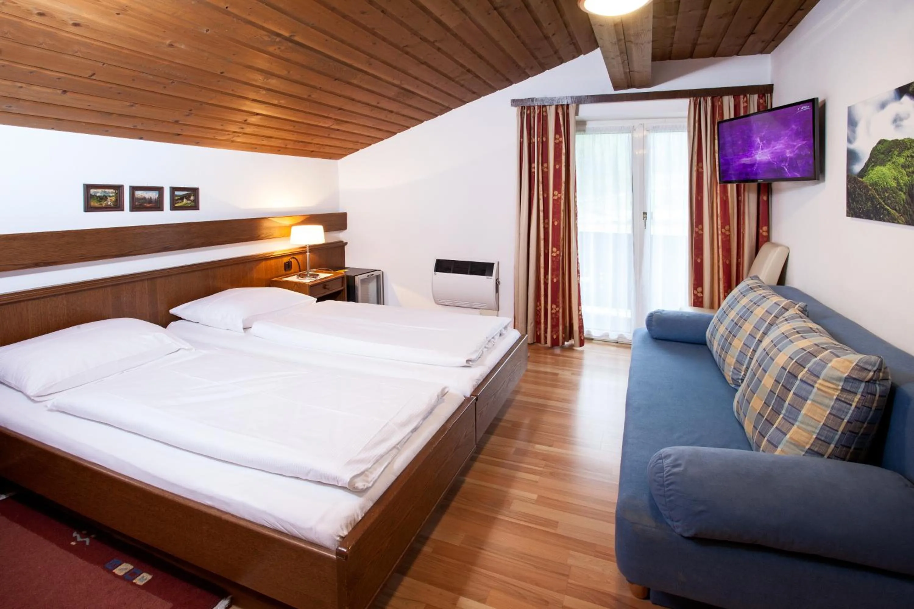 Photo of the whole room, Bed in Gästehaus Sunkler
