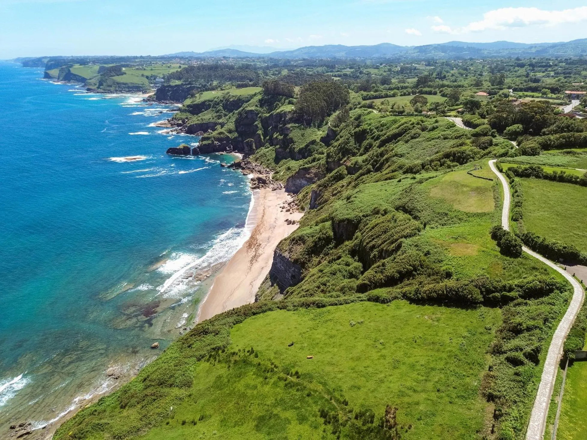 Nearby landmark in La Colina