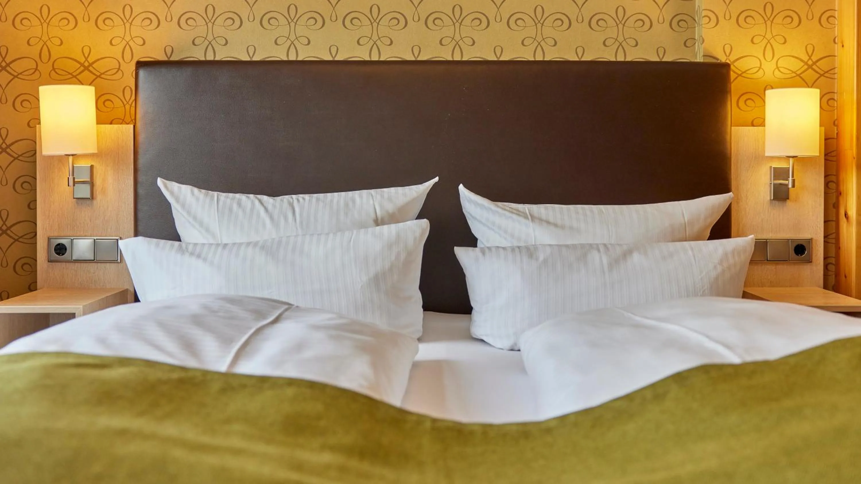 Photo of the whole room, Bed in Mayer's Weinhotel