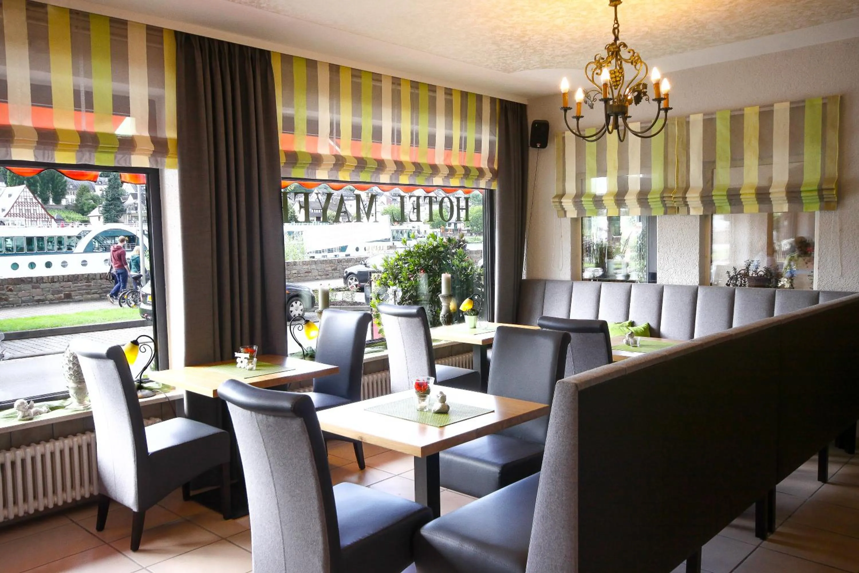 Restaurant/places to eat in Mayer's Weinhotel