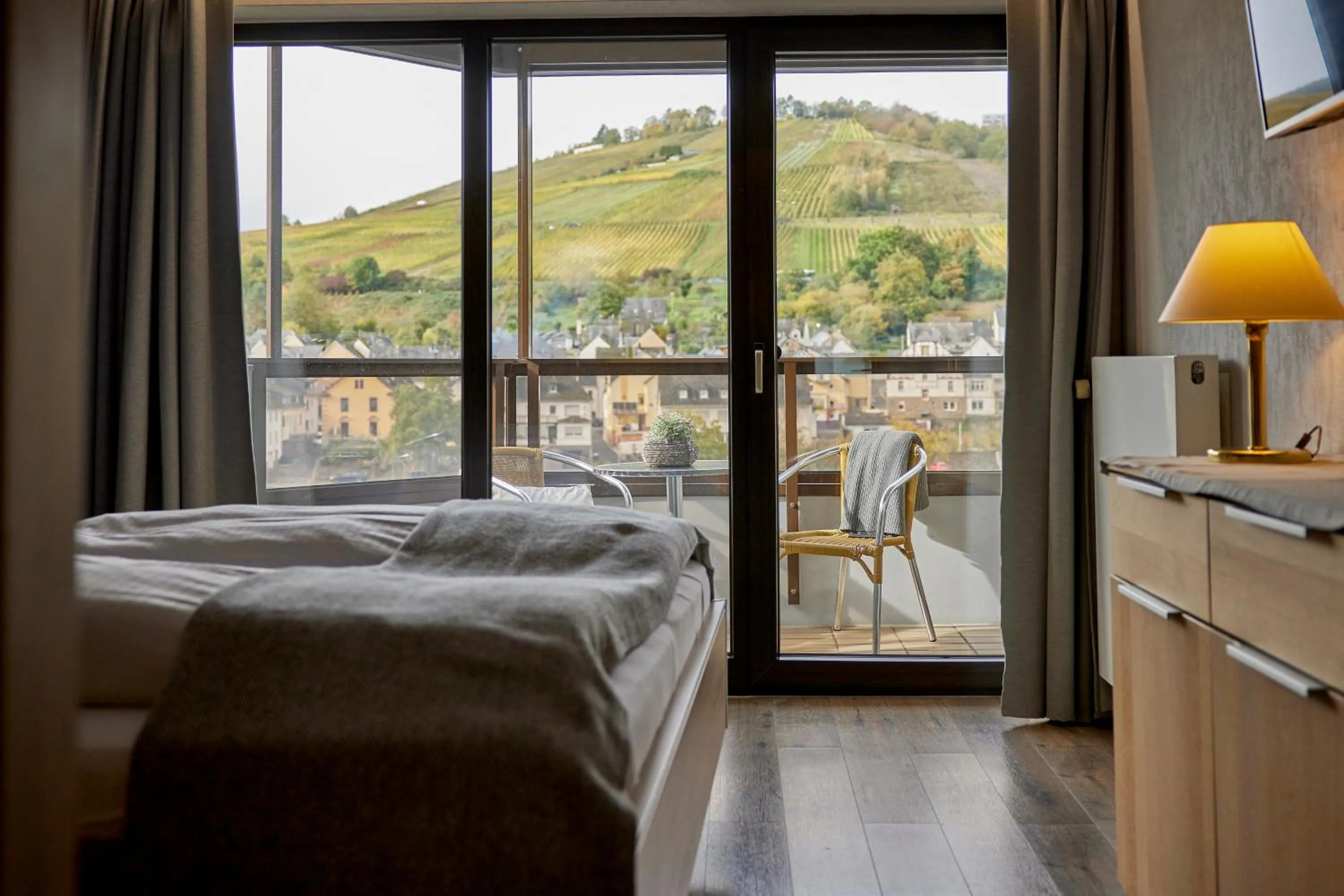 Photo of the whole room, Bed in Mayer's Weinhotel