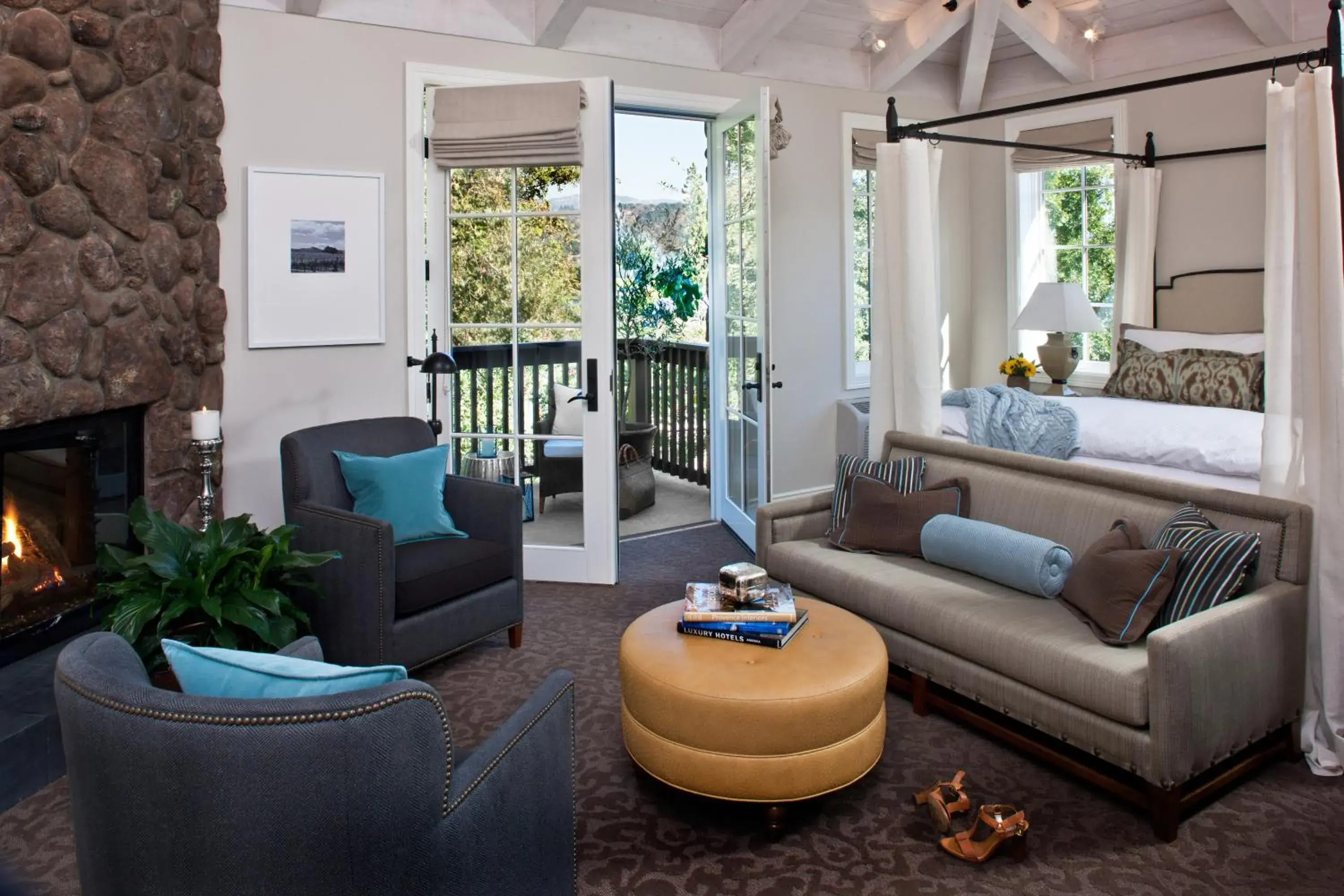 Bathroom, Bed in Hotel Yountville Bathroom, Bed in Hotel Yountville