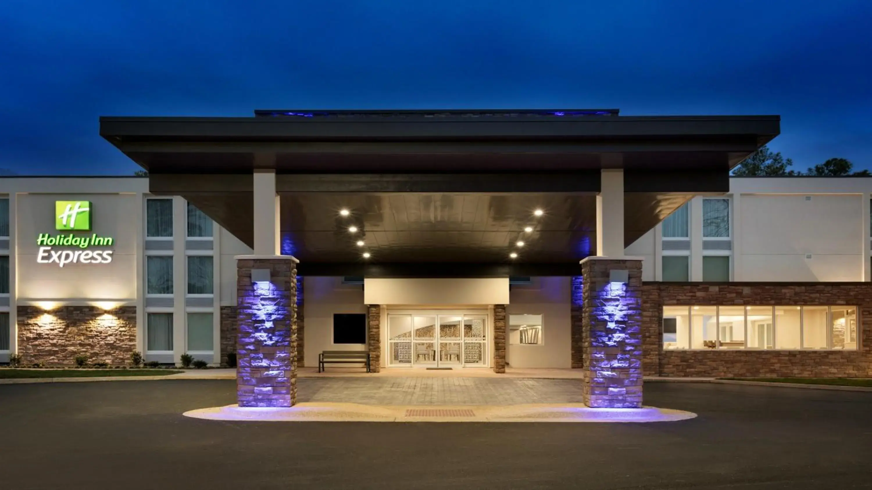 Property building in Holiday Inn Express - Williamsburg Busch Gardens Area by IHG Property building in Holiday Inn Express - Williamsburg Busch Gardens Area by IHG