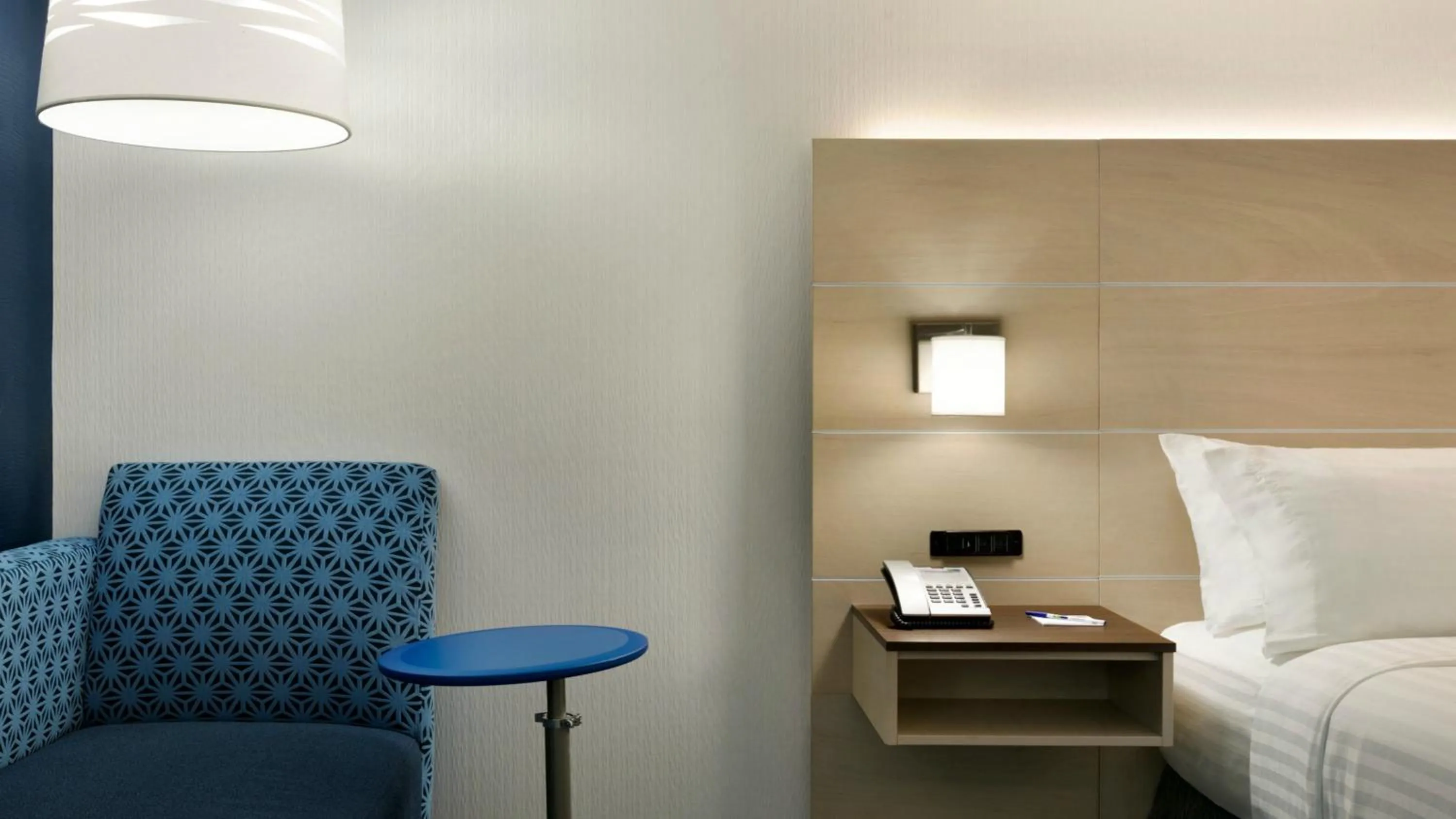 Photo of the whole room, Bed in Holiday Inn Express - Williamsburg Busch Gardens Area by IHG