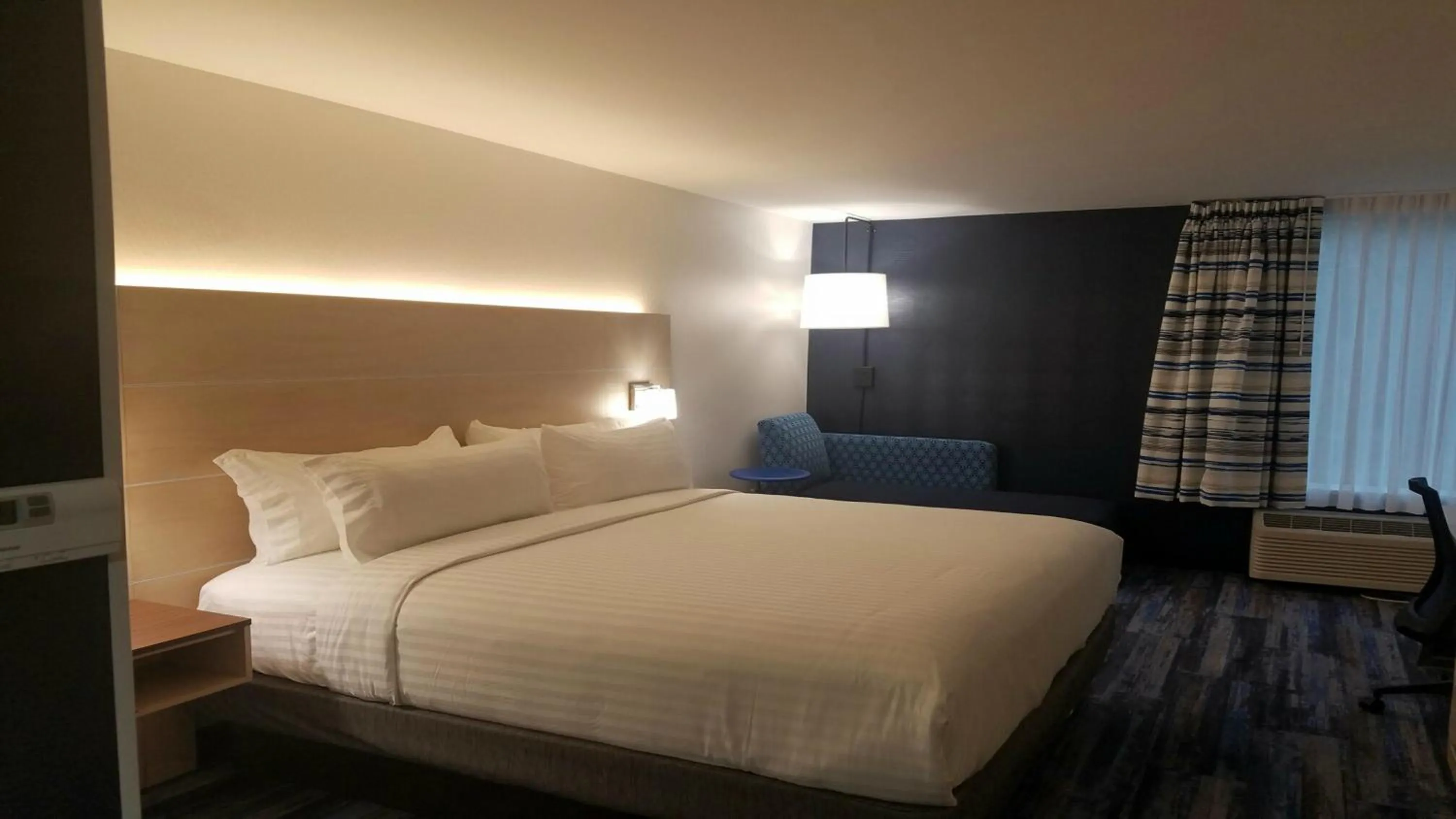Photo of the whole room, Bed in Holiday Inn Express - Williamsburg Busch Gardens Area by IHG