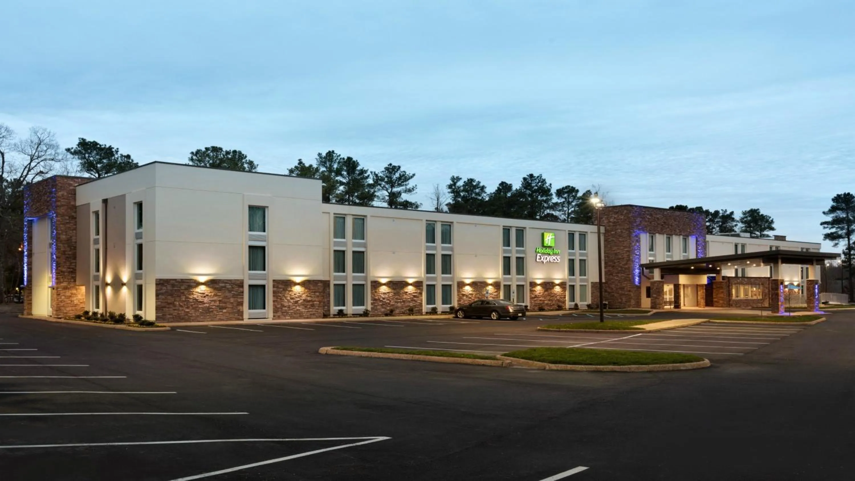 Property building in Holiday Inn Express - Williamsburg Busch Gardens Area by IHG