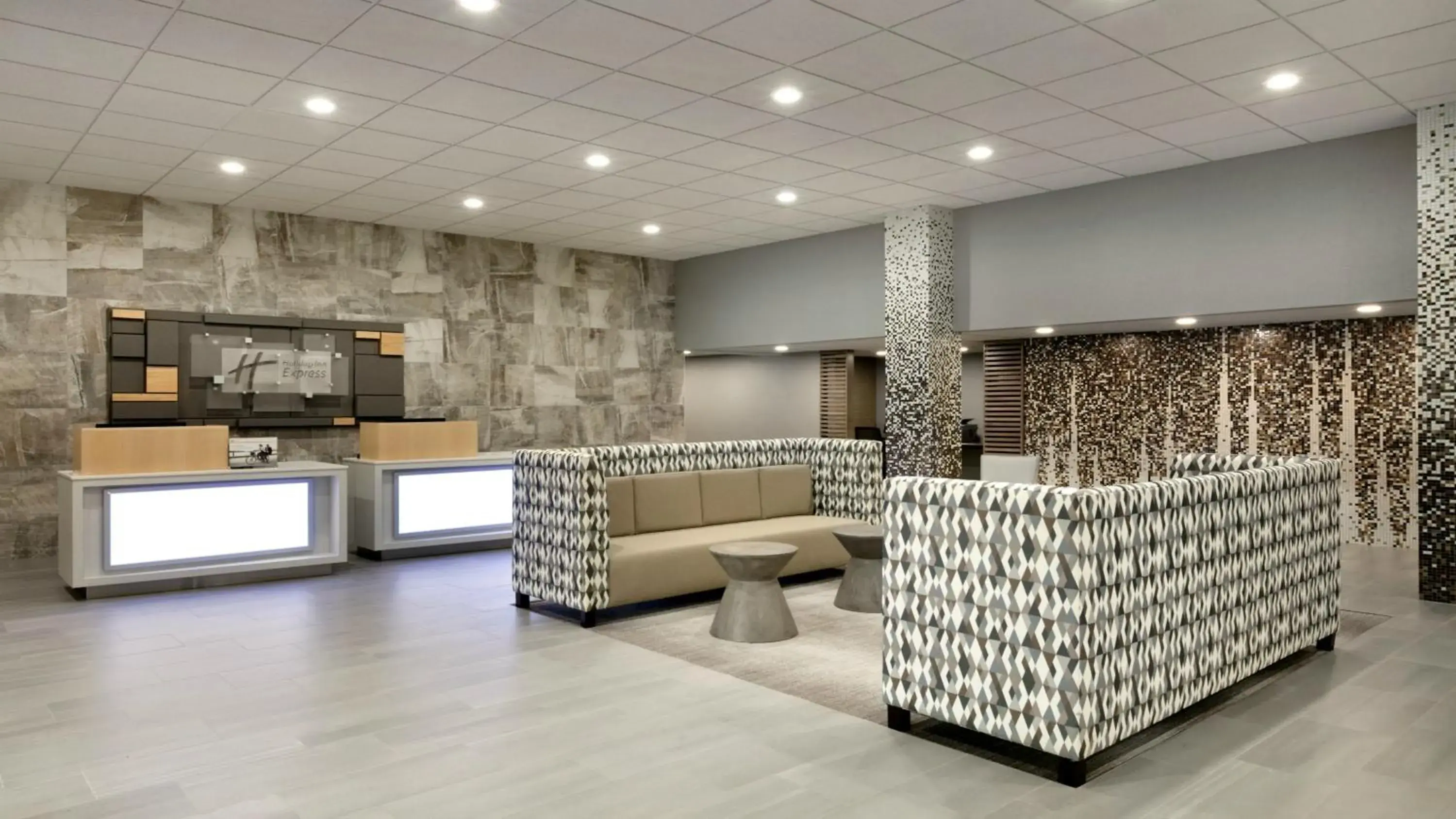 Property building in Holiday Inn Express - Williamsburg Busch Gardens Area by IHG Property building in Holiday Inn Express - Williamsburg Busch Gardens Area by IHG