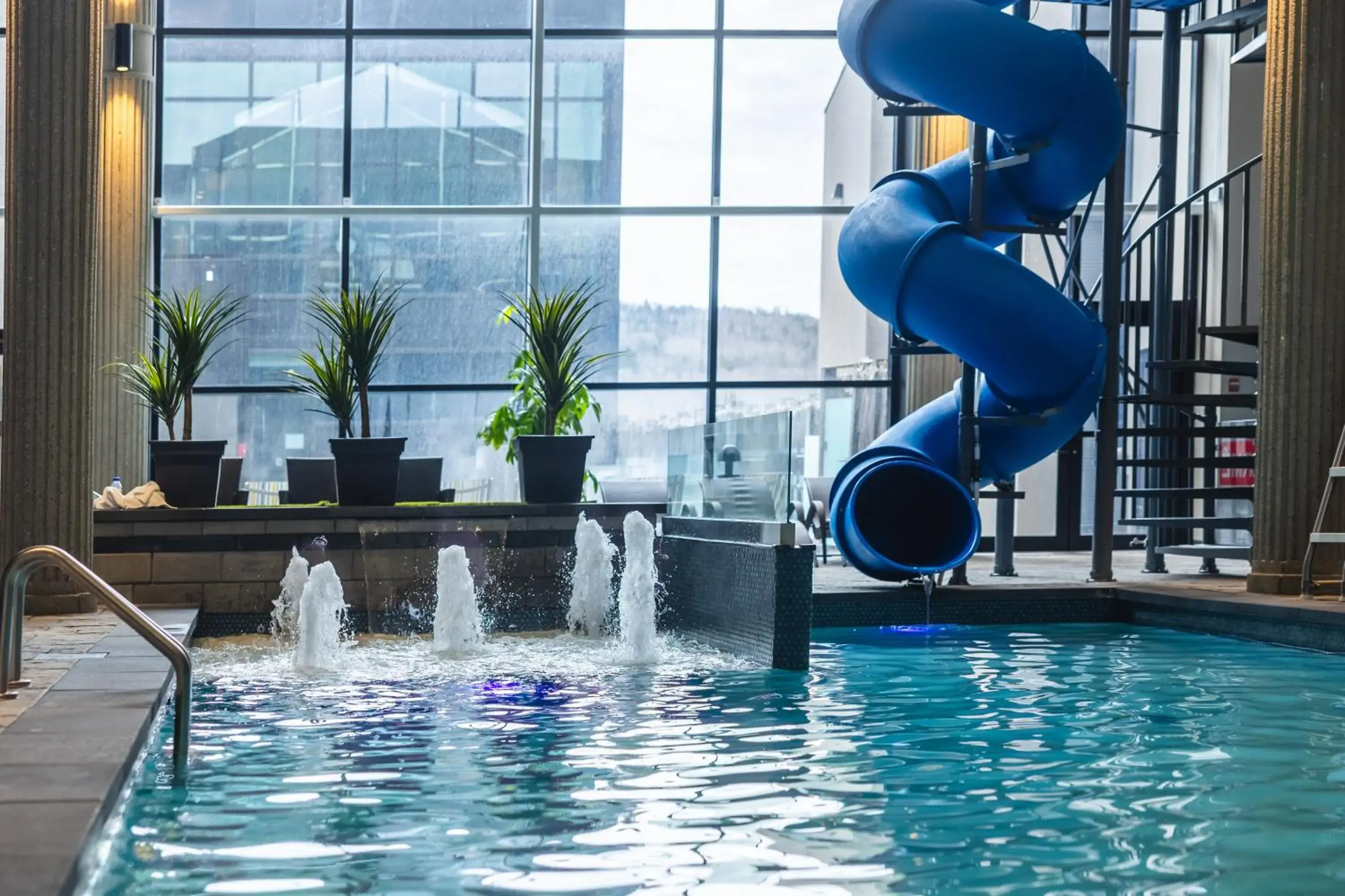 Swimming pool in Hôtel Universel, Centre de congrès Rivière-du-Loup Swimming pool in Hôtel Universel, Centre de congrès Rivière-du-Loup