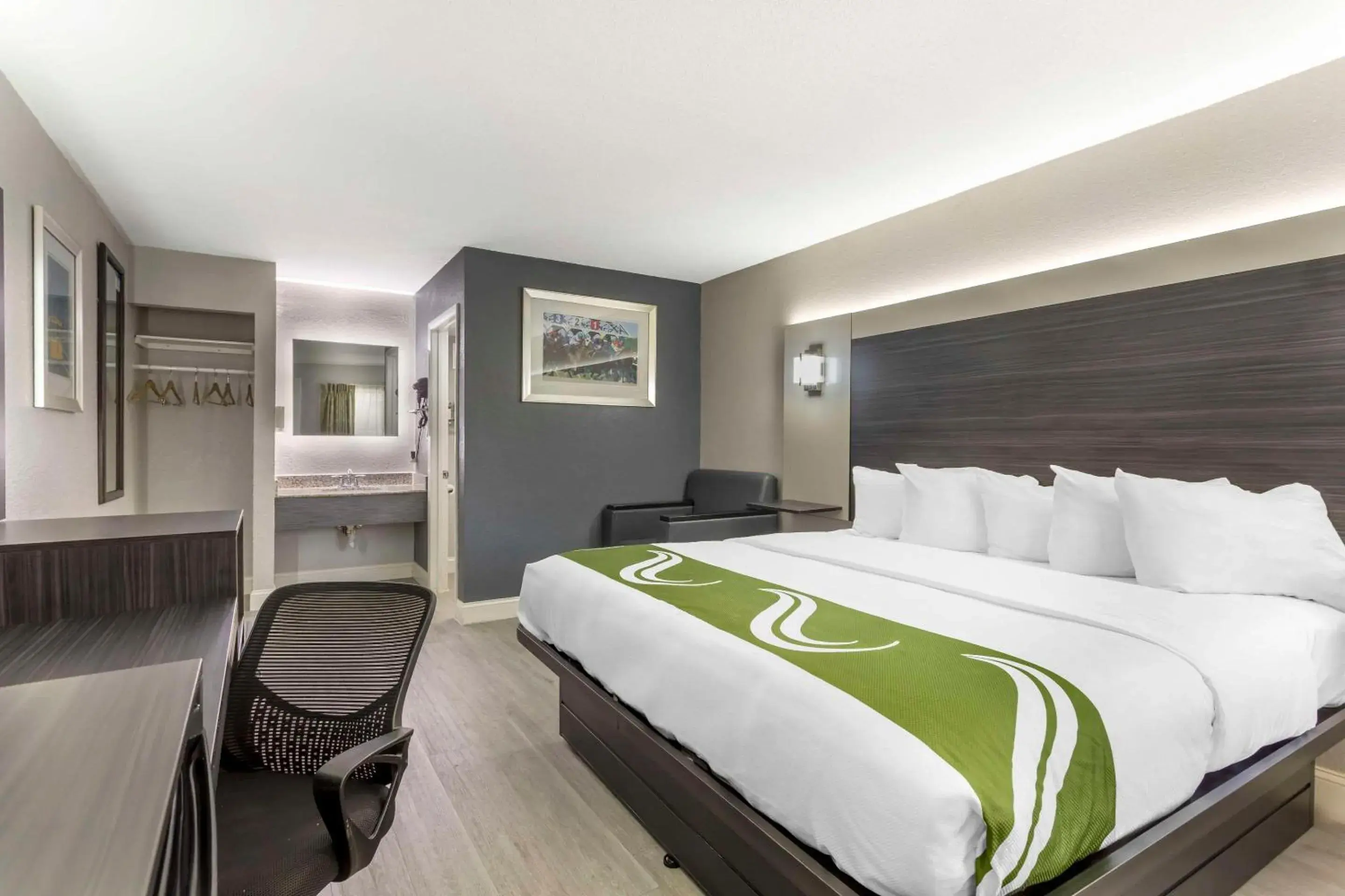 Bedroom, Bed in Quality Inn Gainesville near University Bedroom, Bed in Quality Inn Gainesville near University