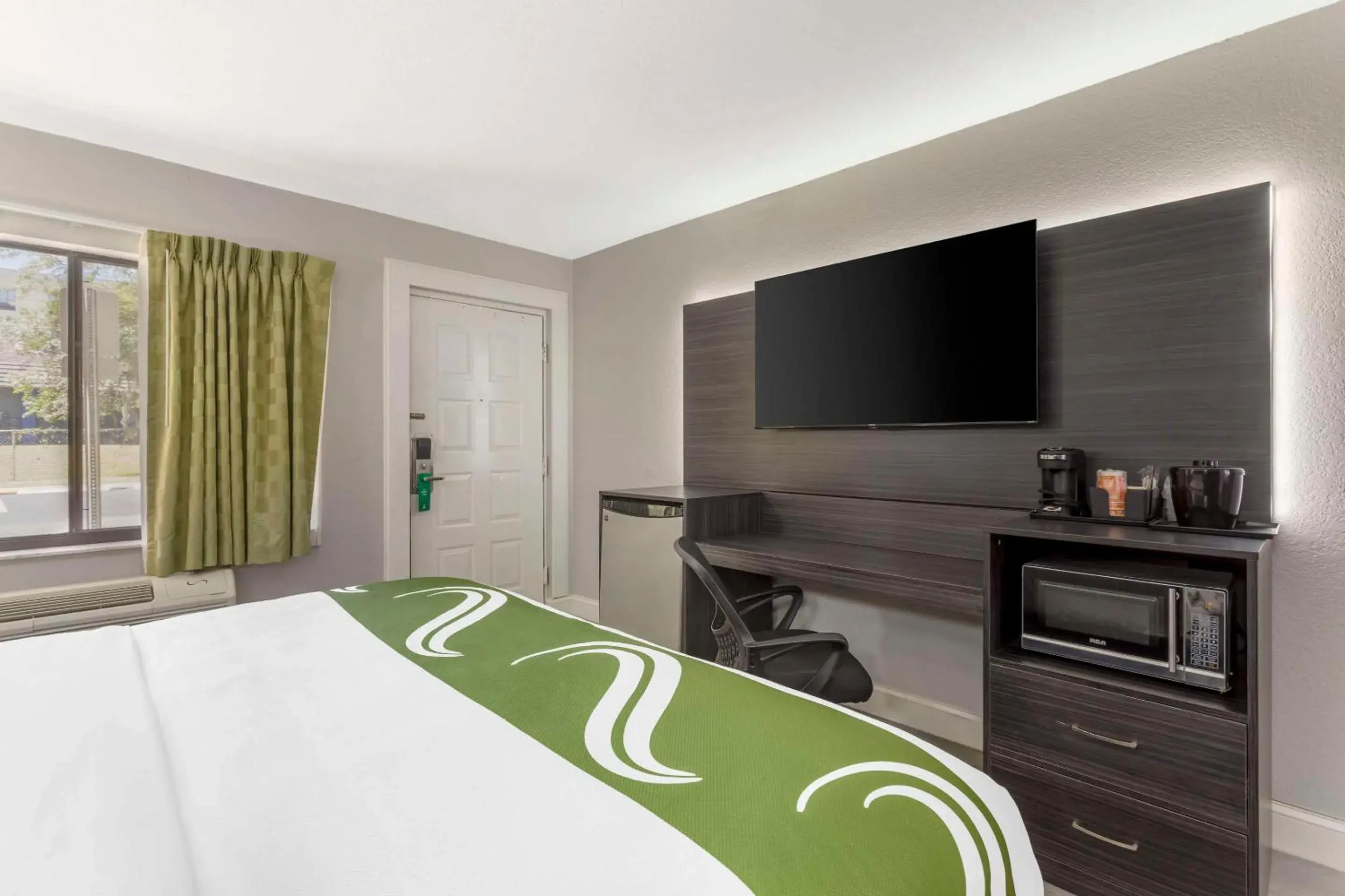 Bedroom, Bed in Quality Inn Gainesville near University Bedroom, Bed in Quality Inn Gainesville near University