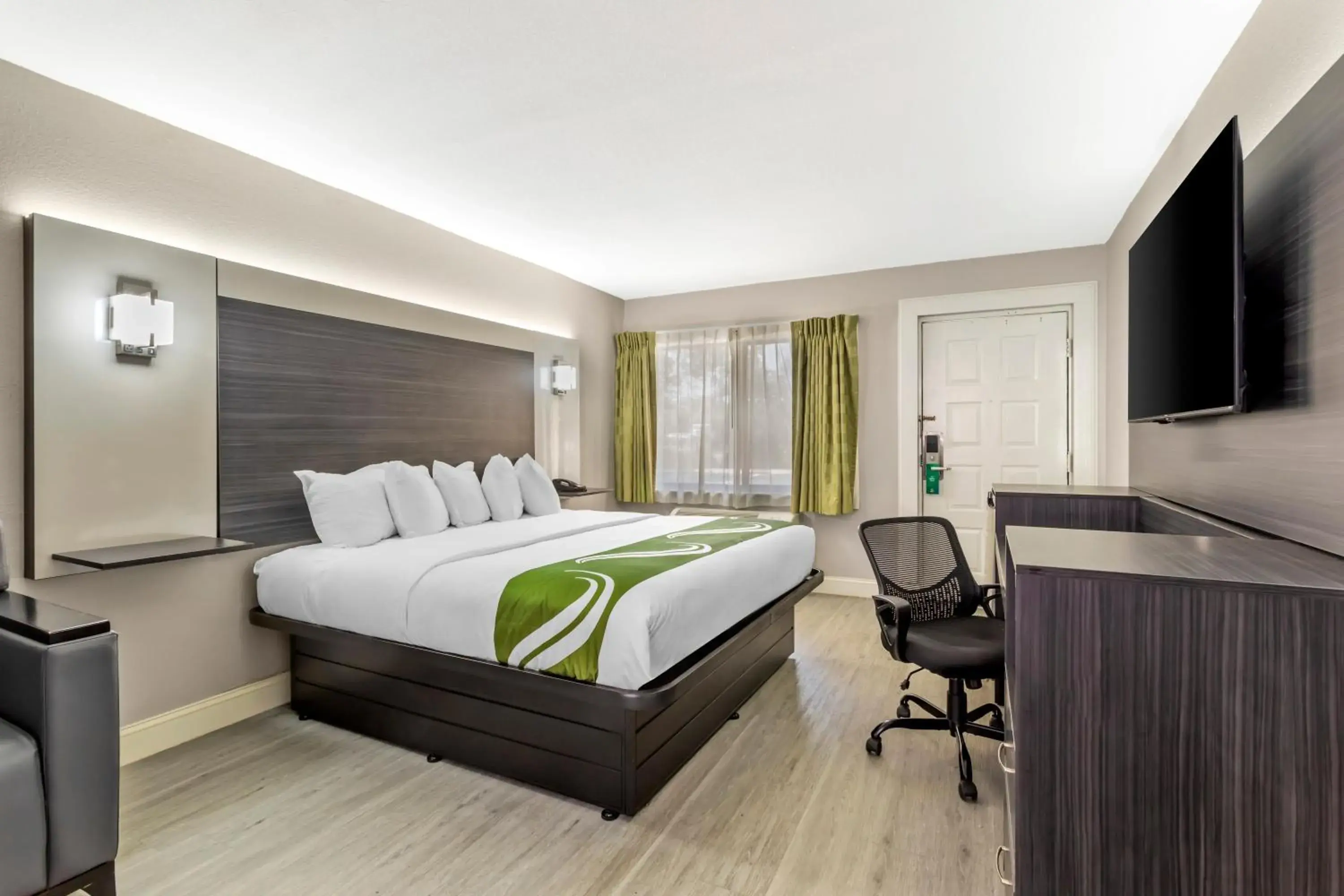 Bed in Quality Inn Gainesville near University Bed in Quality Inn Gainesville near University