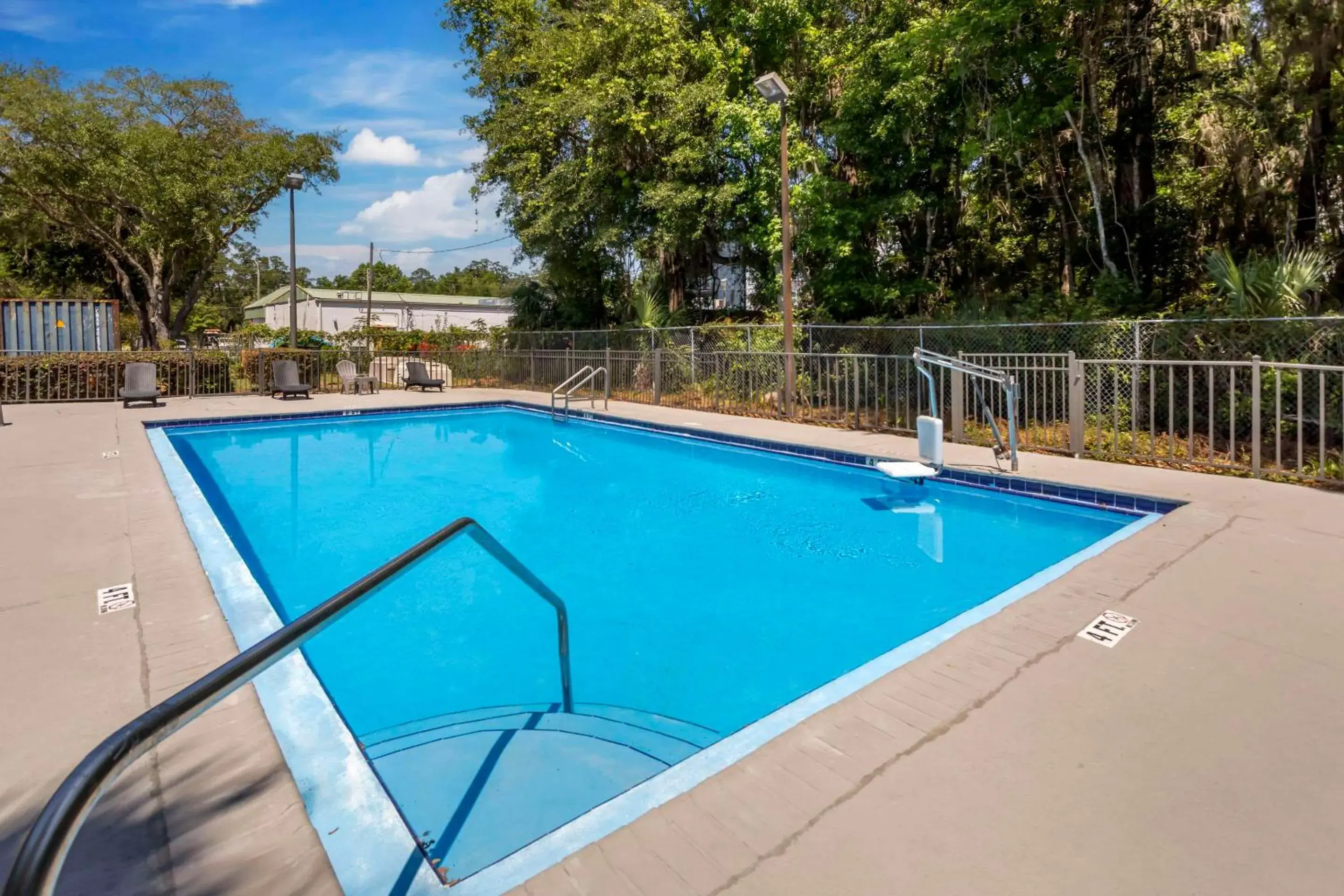 Swimming pool in Quality Inn Gainesville near University Swimming pool in Quality Inn Gainesville near University