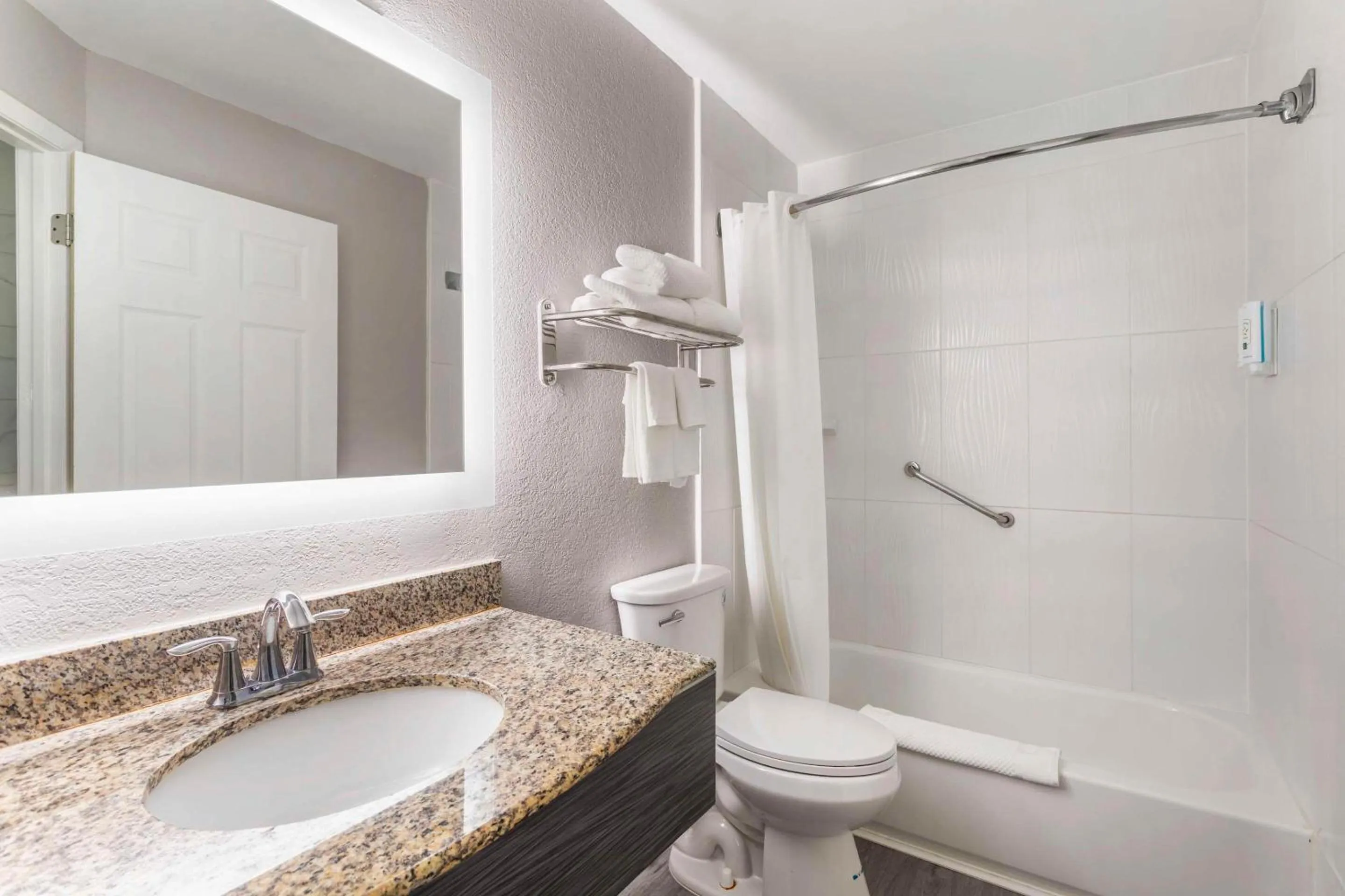 Bedroom in Quality Inn Gainesville near University