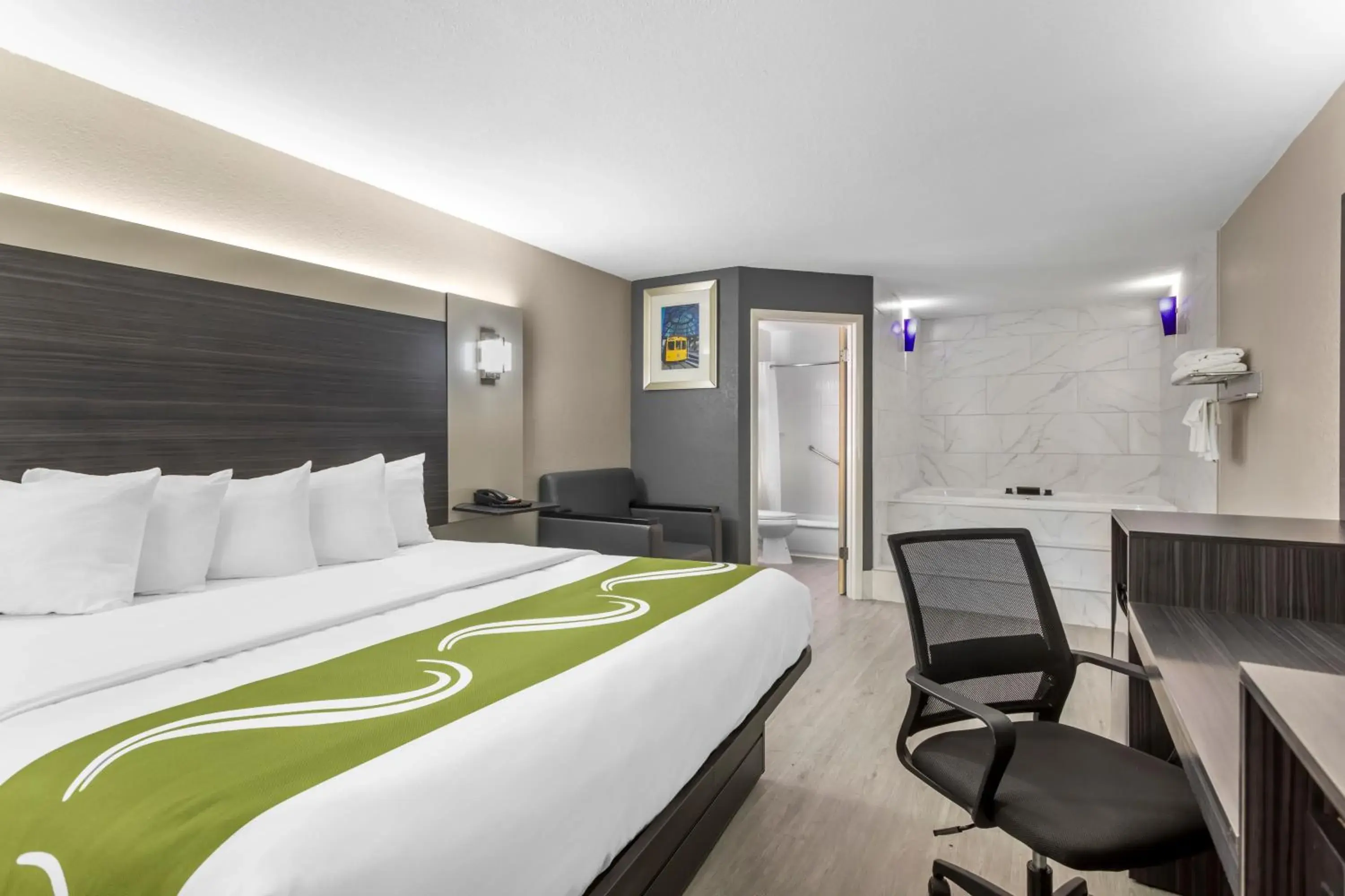 Bed in Quality Inn Gainesville near University Bed in Quality Inn Gainesville near University