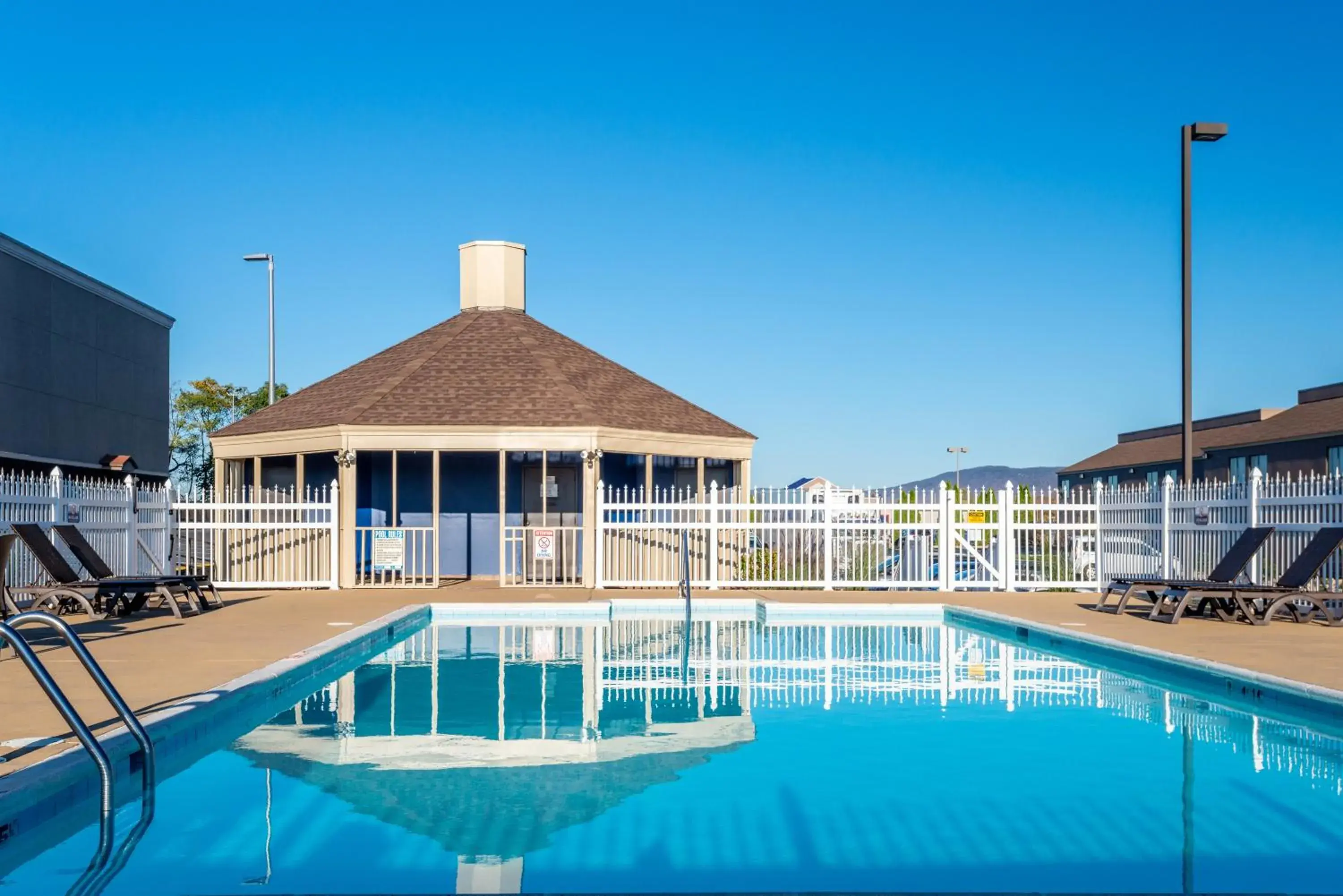 Pool view in Clarion Pointe Harrisonburg Pool view in Clarion Pointe Harrisonburg