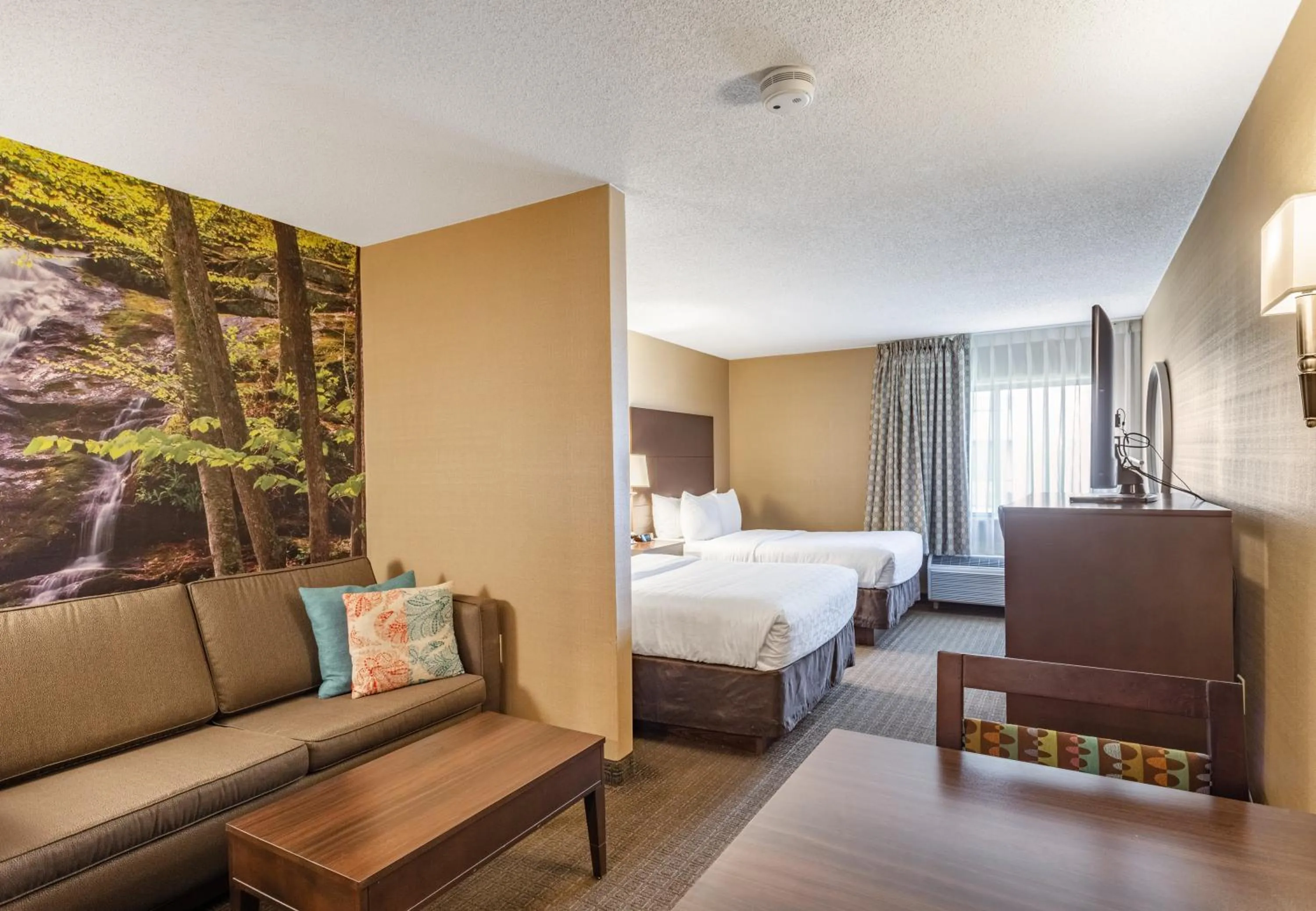 Photo of the whole room, Bed in Clarion Pointe Harrisonburg