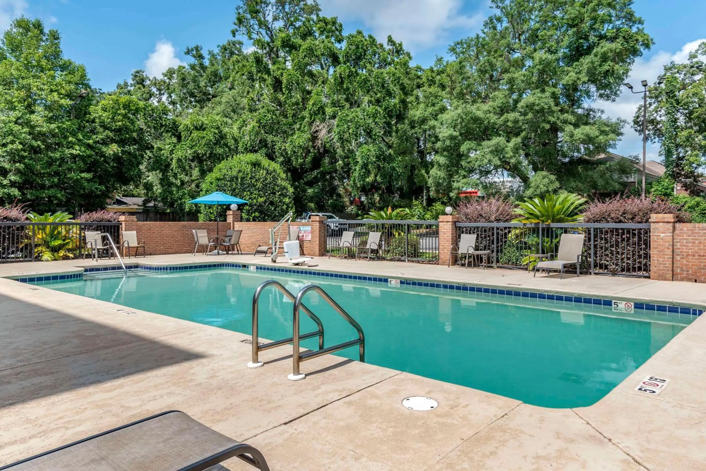 Swimming pool in Comfort Inn Pensacola - University Area