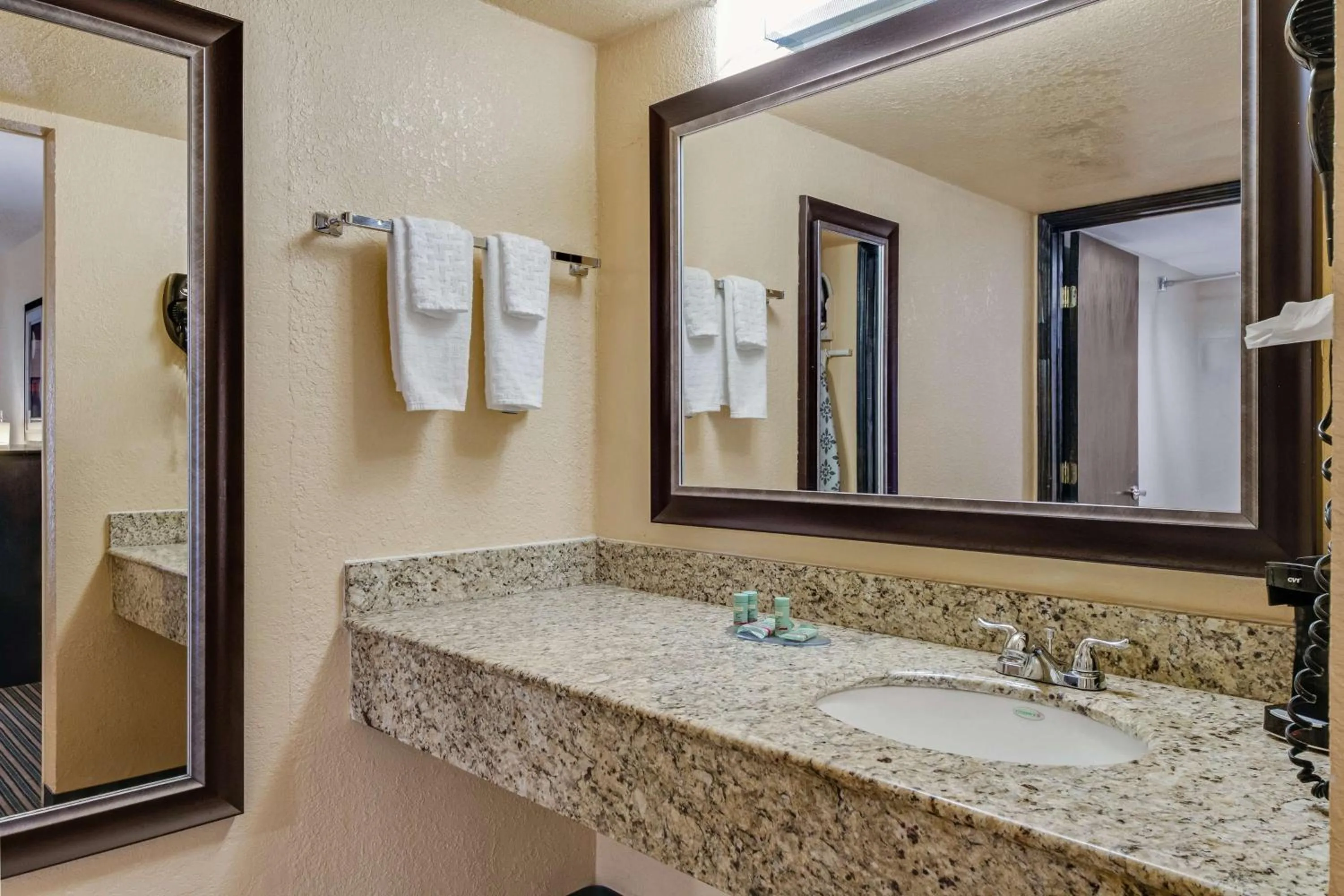 Bathroom in Best Western Inn of Del Rio