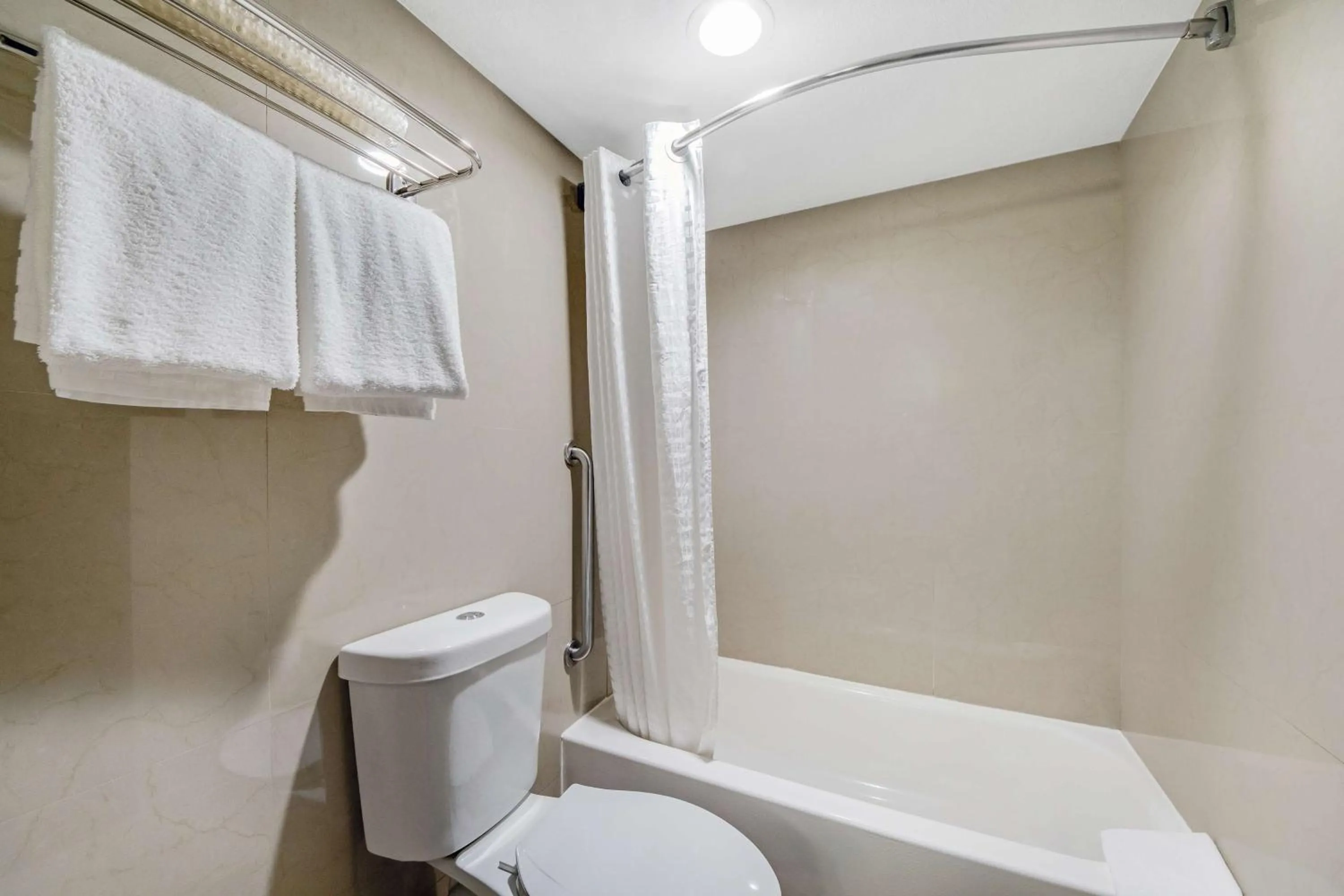 Bathroom in Best Western Inn of Del Rio