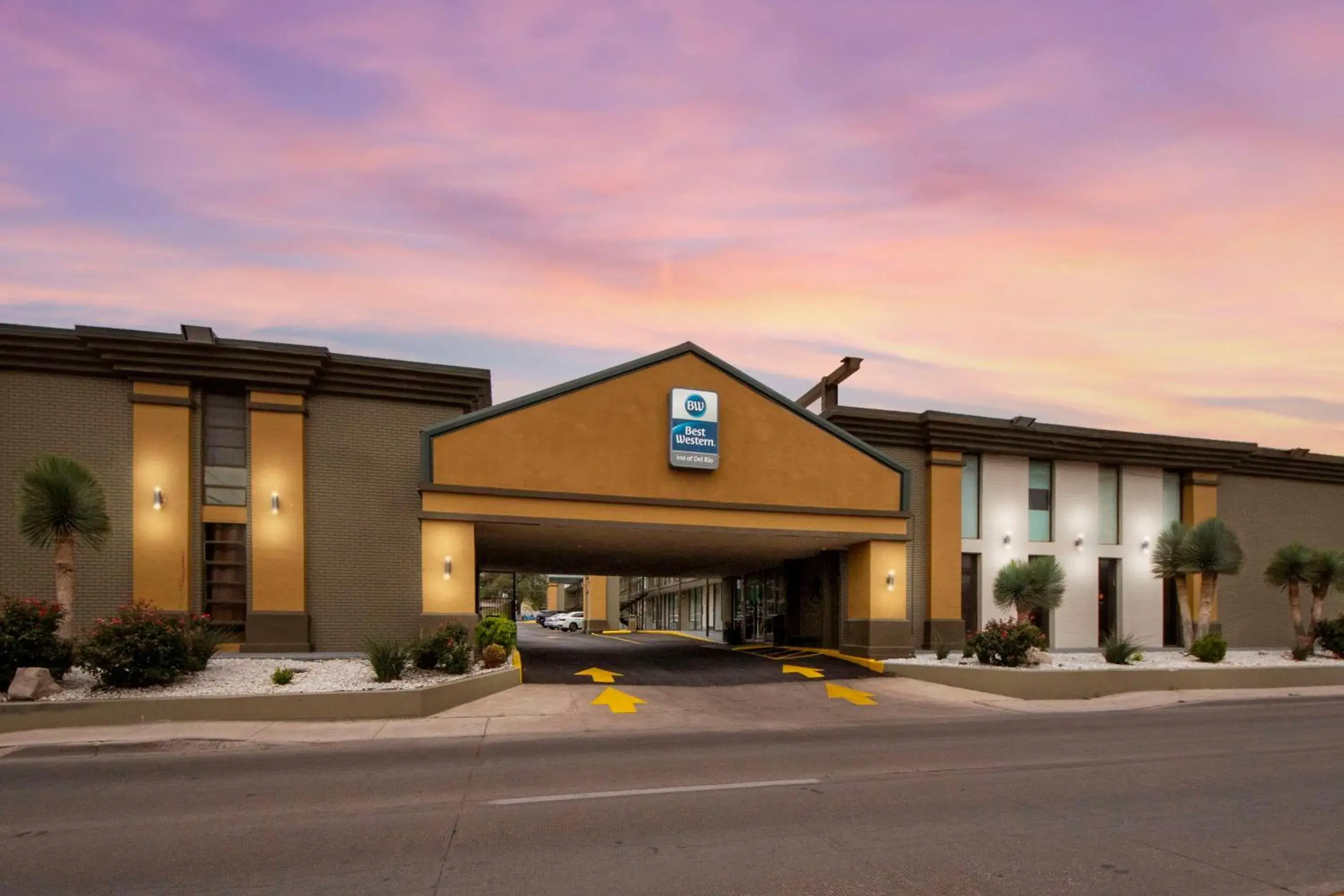 Property building in Best Western Inn of Del Rio Property building in Best Western Inn of Del Rio