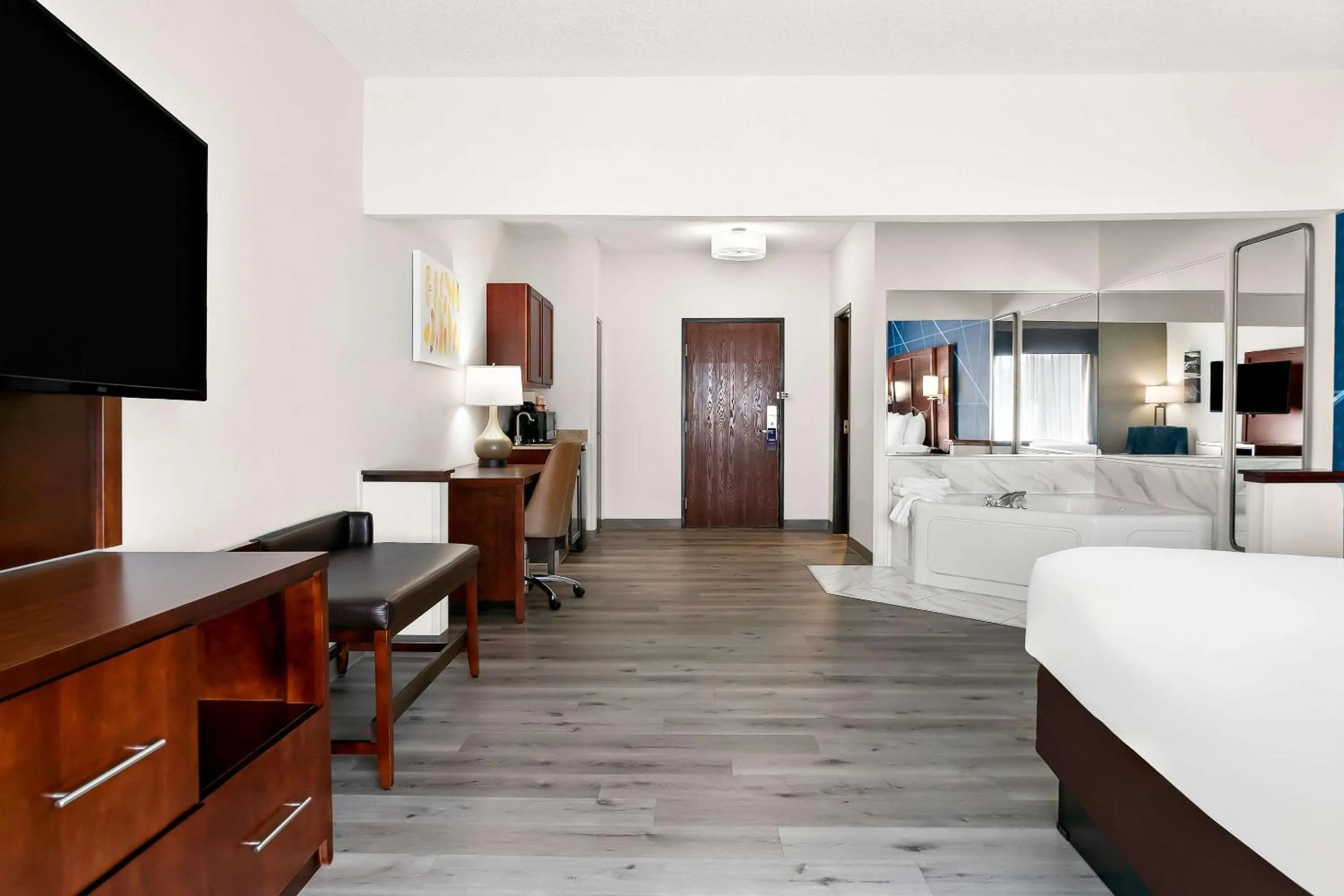 Bedroom, Bed in Comfort Suites Southfield-Detroit