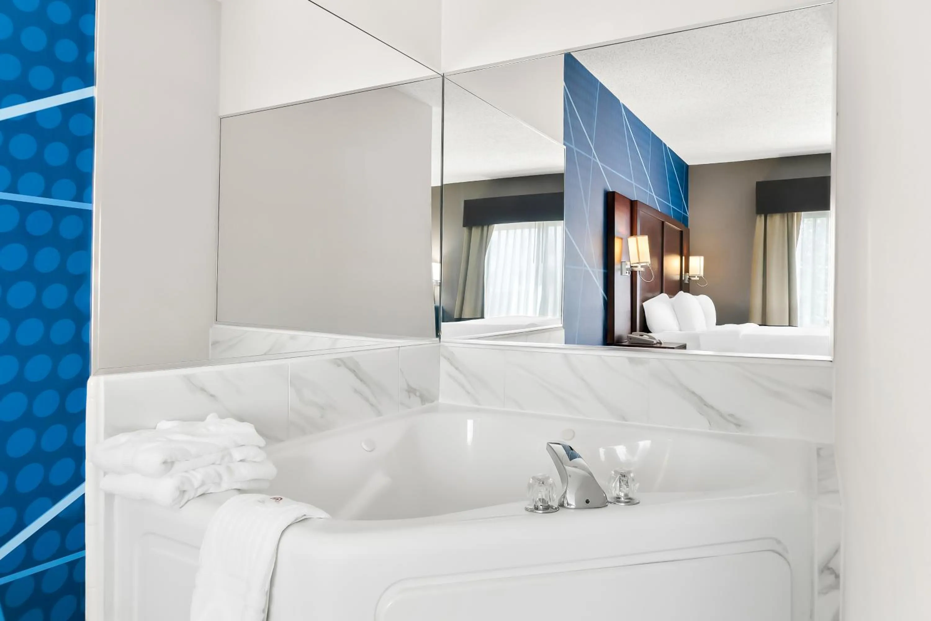 Bed in Comfort Suites Southfield-Detroit