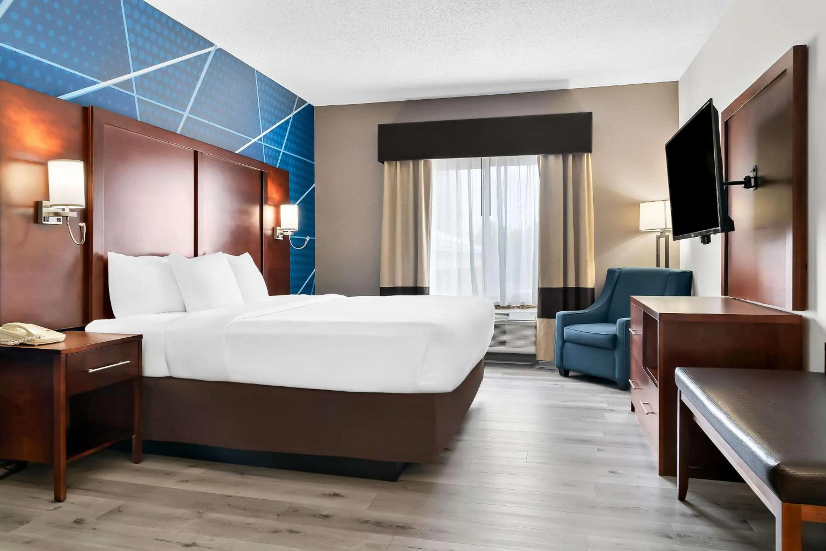 Bedroom, Bed in Comfort Suites Southfield-Detroit