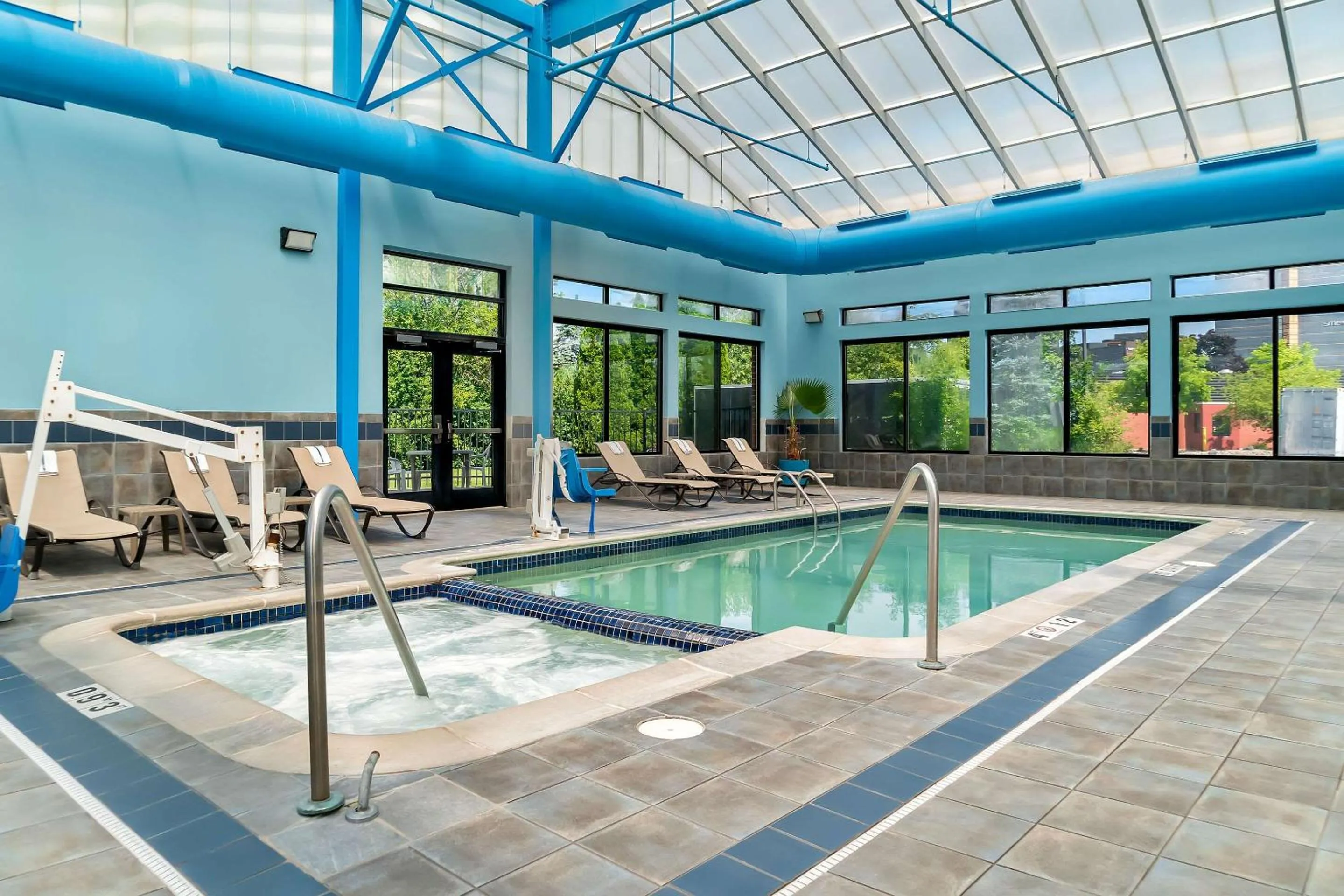 Swimming pool in Comfort Suites Southfield-Detroit
