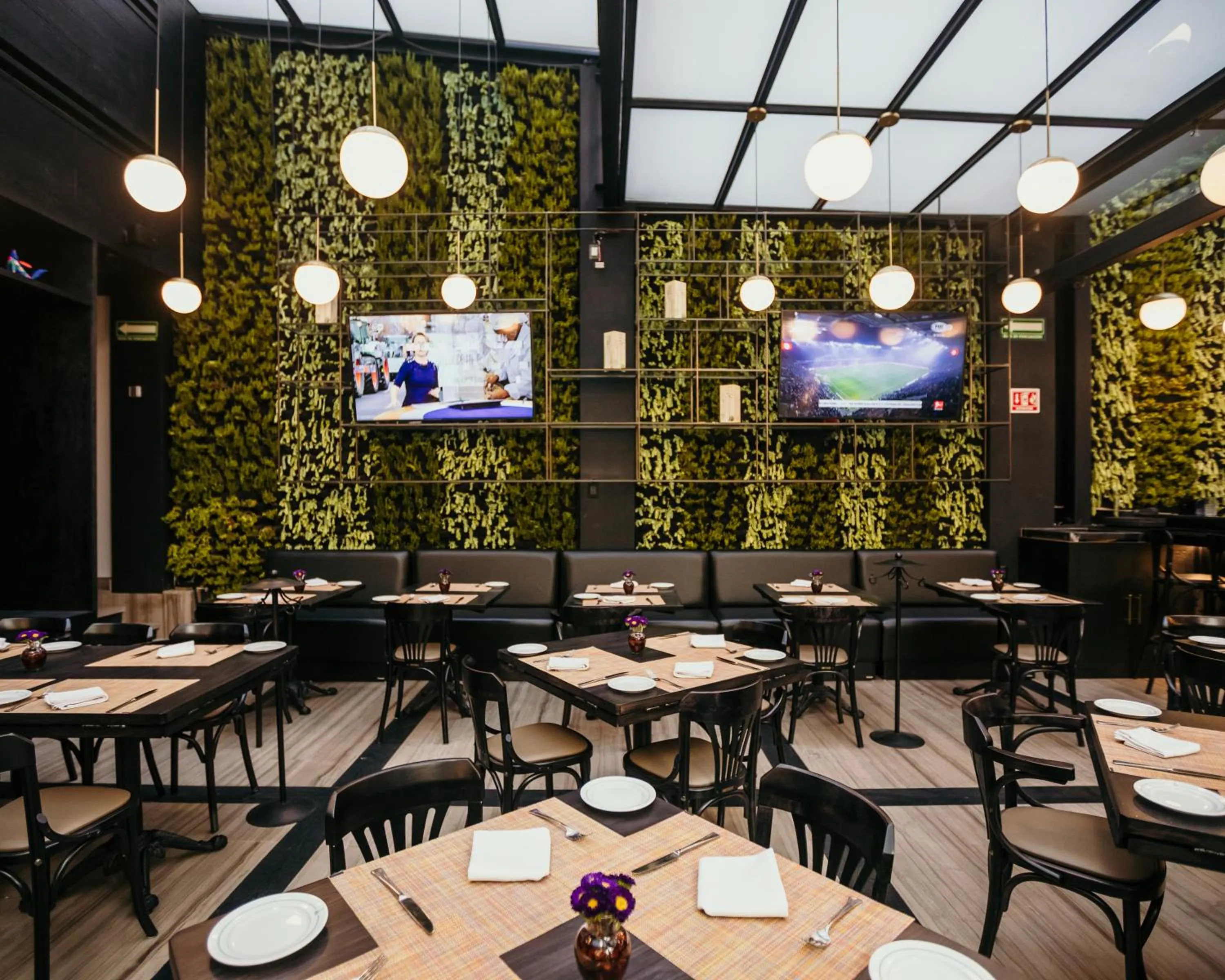 Restaurant/places to eat in Hotel Marquis Reforma