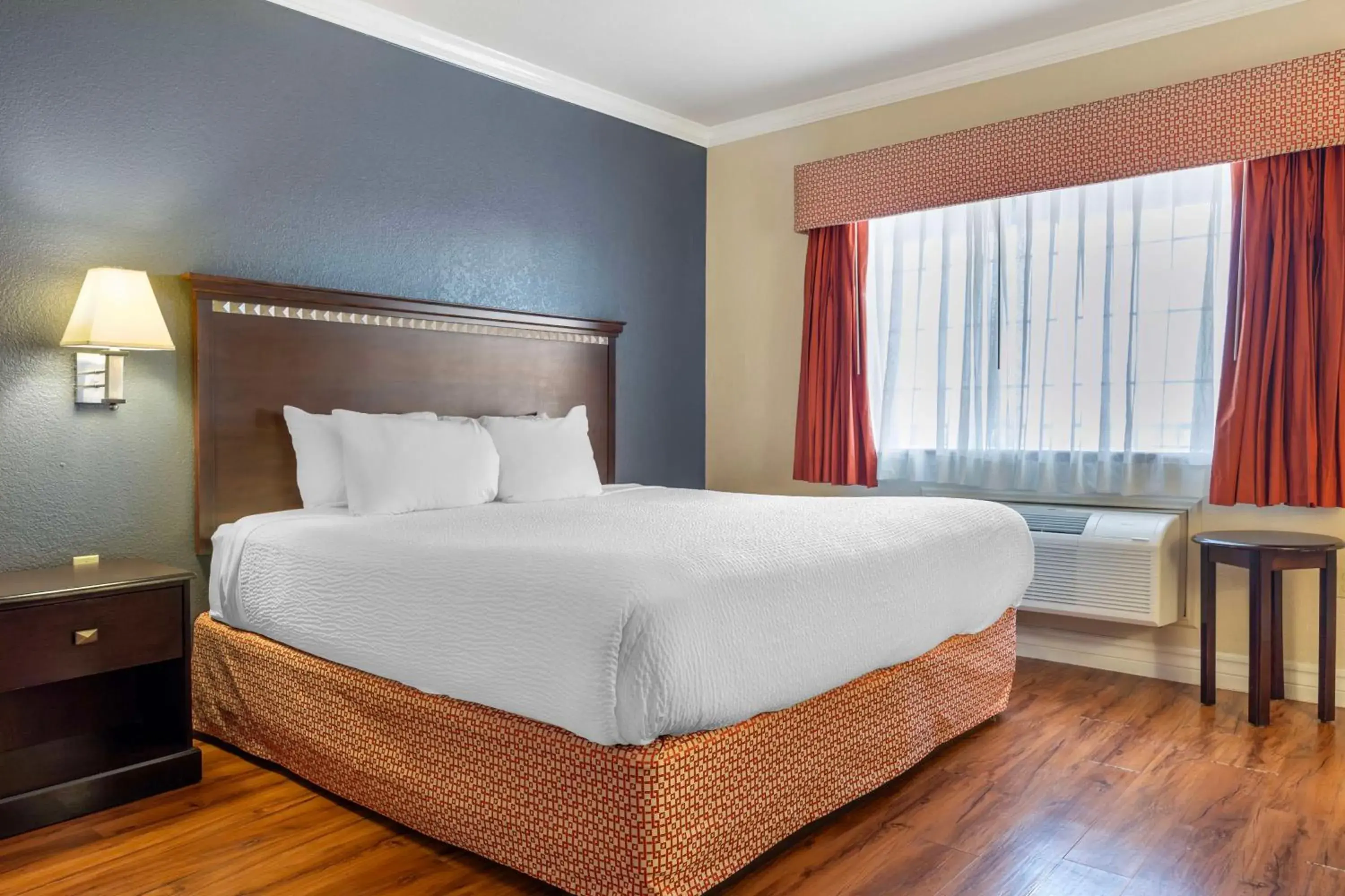 King Room with Mobility Accessible Tub and Sofa Bed in Best Western Anthony/West El Paso King Room with Mobility Accessible Tub and Sofa Bed in Best Western Anthony/West El Paso