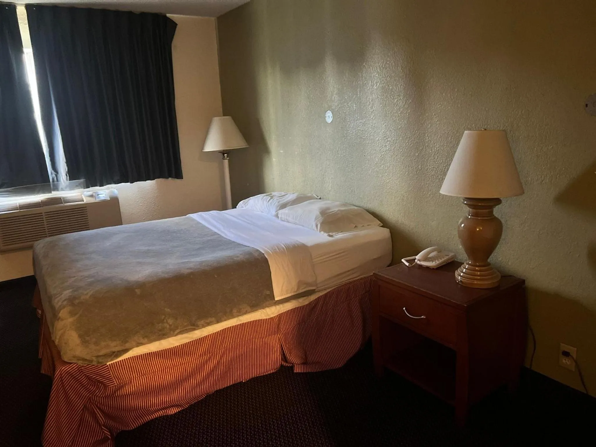 Bedroom in Villa Inn Motel Near Hwy 12 WI Capital O