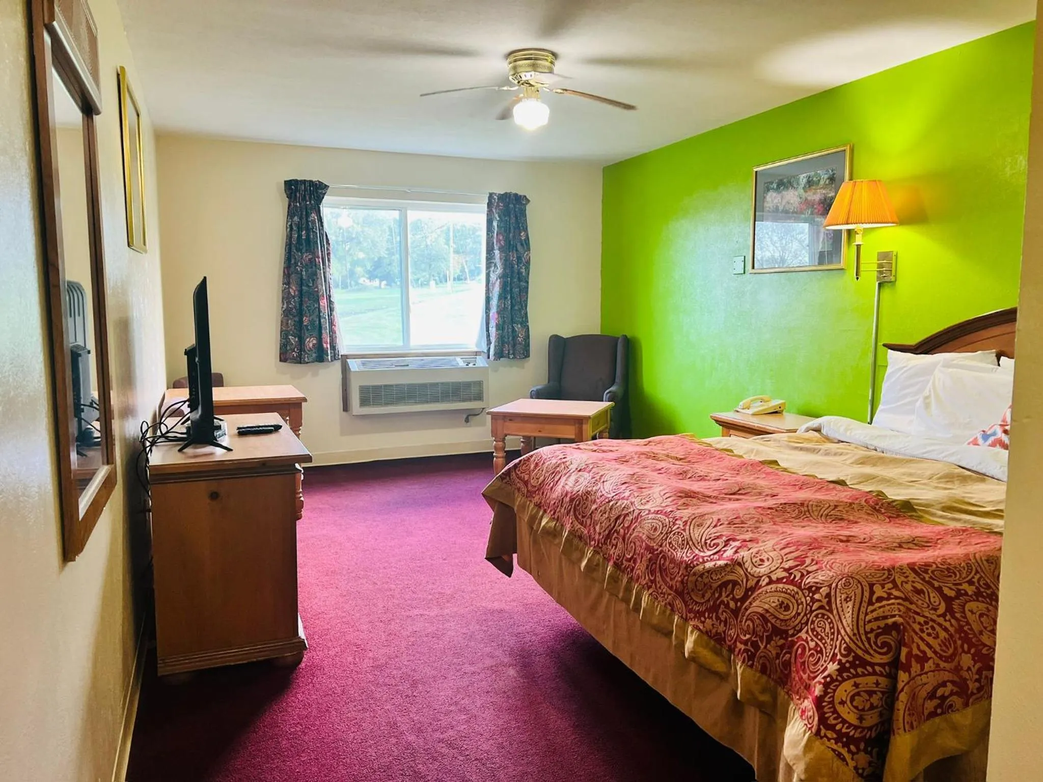 Bedroom in Villa Inn Motel Near Hwy 12 WI Capital O