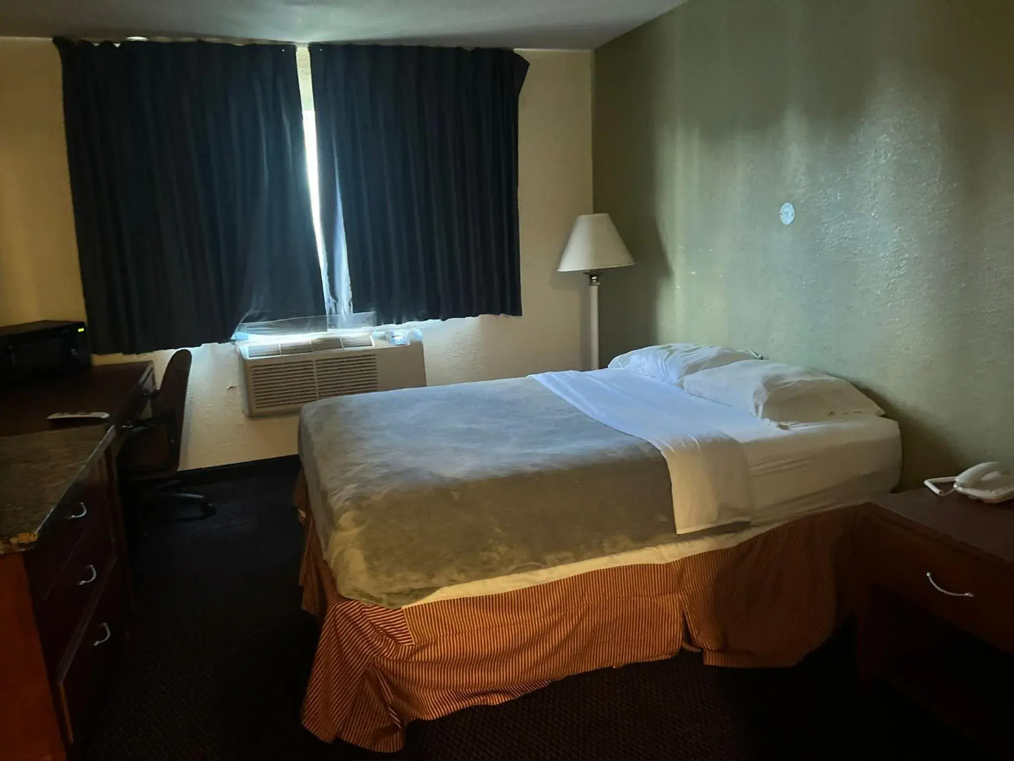 Queen Bed Non-Smoking in Villa Inn Motel Near Hwy 12 WI Capital O Queen Bed Non-Smoking in Villa Inn Motel Near Hwy 12 WI Capital O