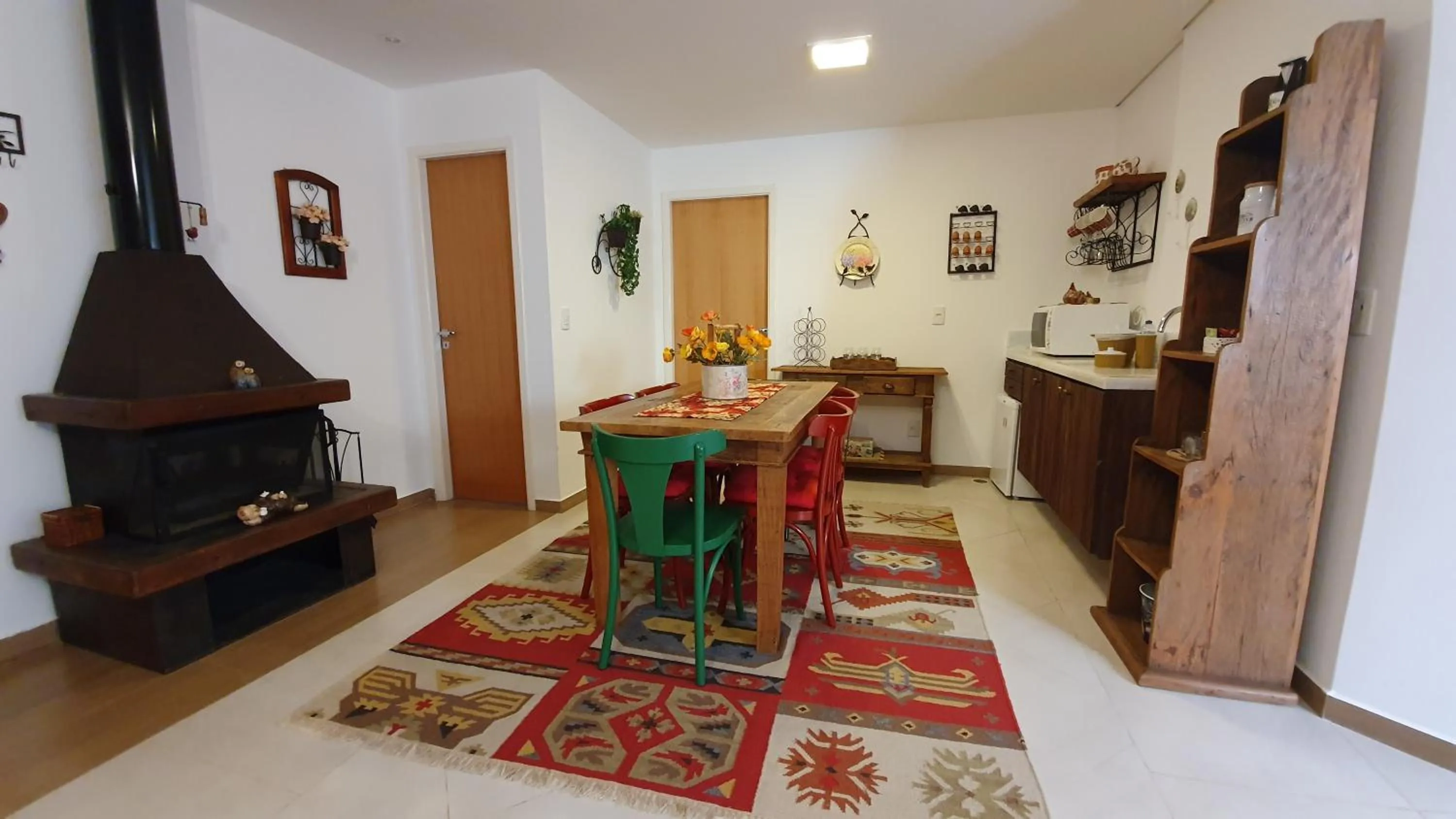 Kitchen or kitchenette in Pousada Annecy - CAPIVARI Fácil acesso ao centrinho e Baden Bar