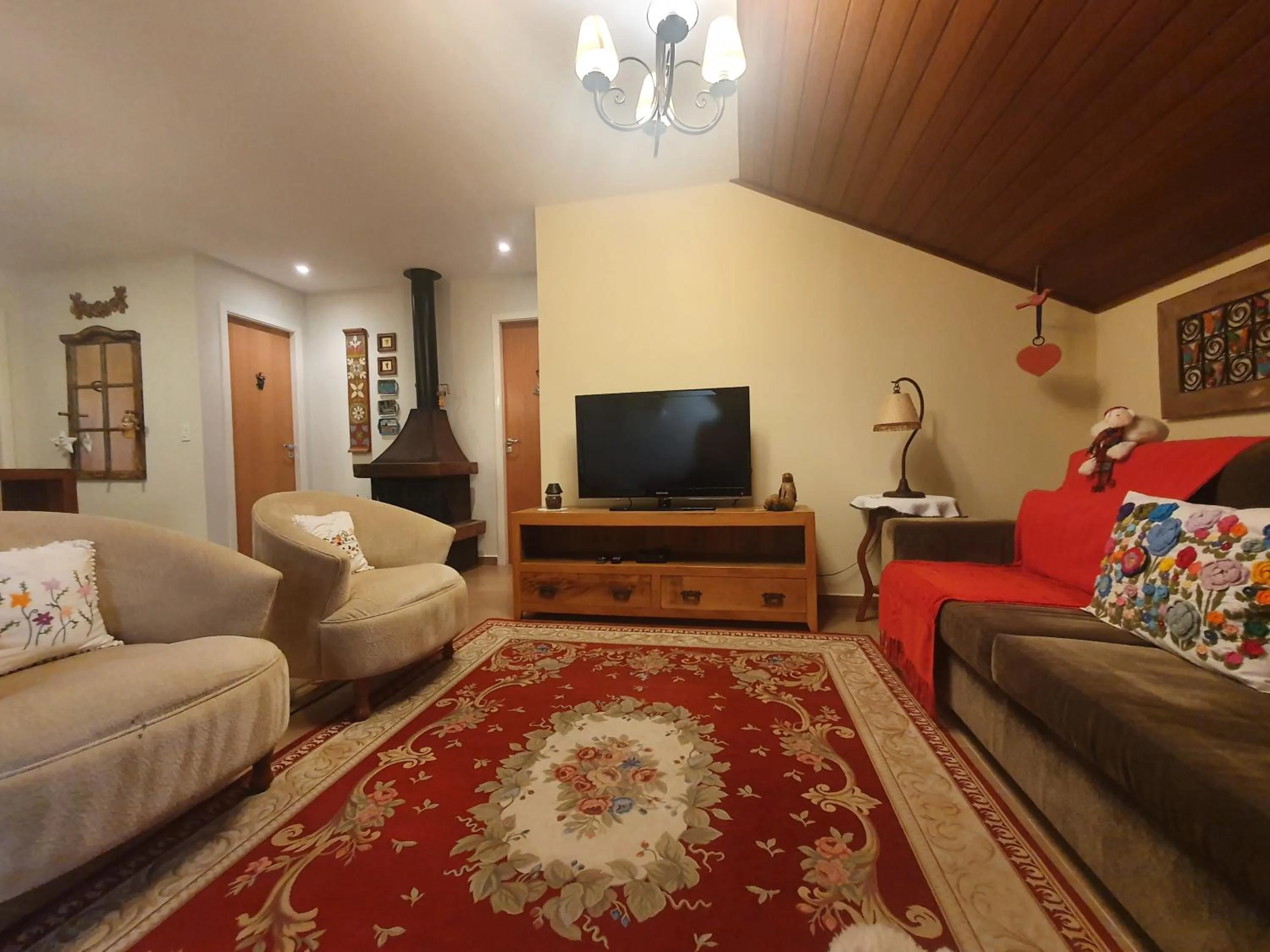 Communal lounge/ TV room in Pousada Annecy - CAPIVARI Fácil acesso ao centrinho e Baden Bar