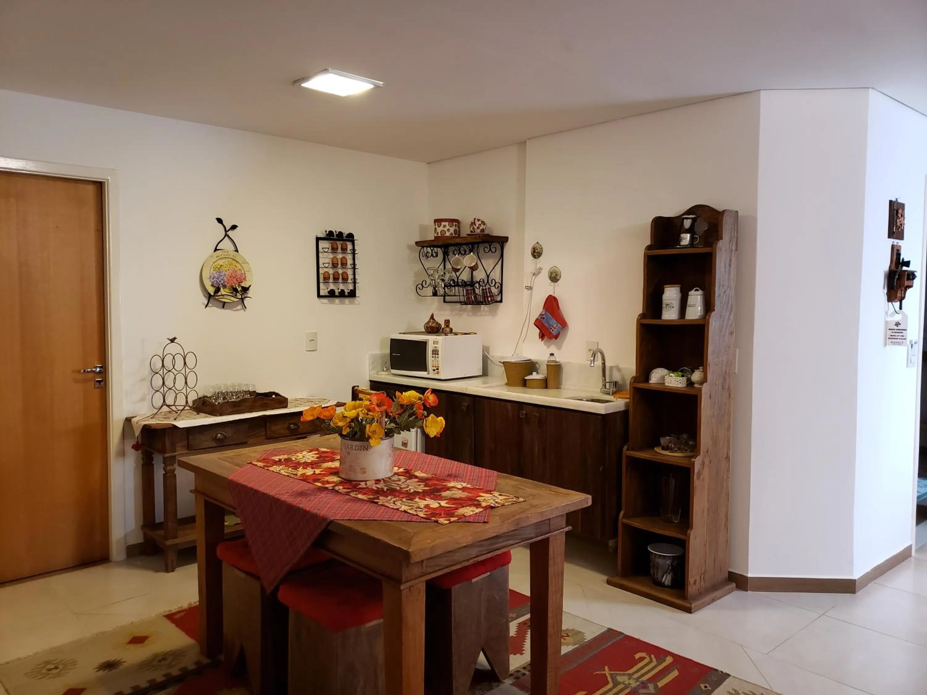 Kitchen or kitchenette in Pousada Annecy - CAPIVARI Fácil acesso ao centrinho e Baden Bar