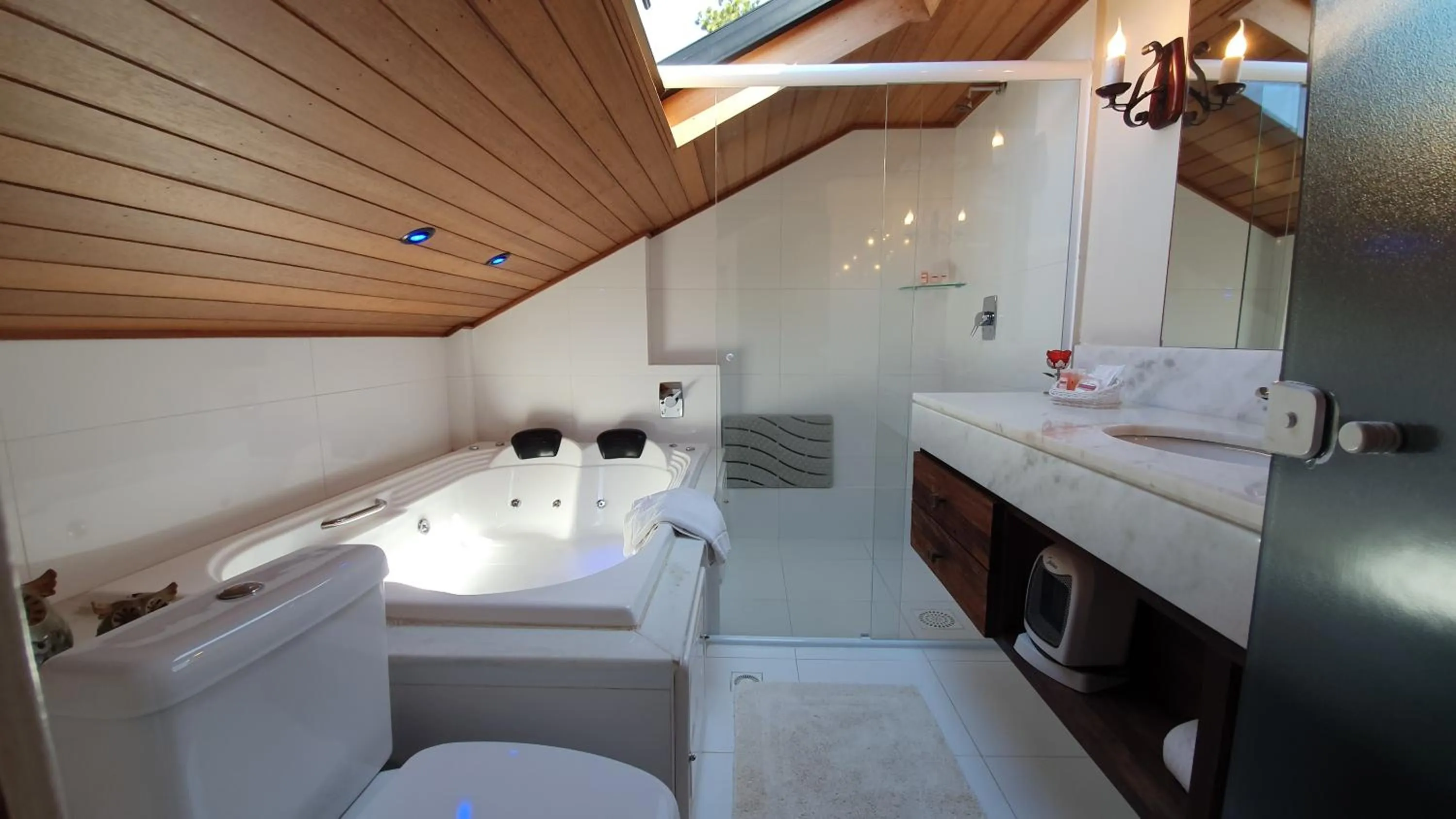 Toilet in Pousada Annecy - CAPIVARI Fácil acesso ao centrinho e Baden Bar