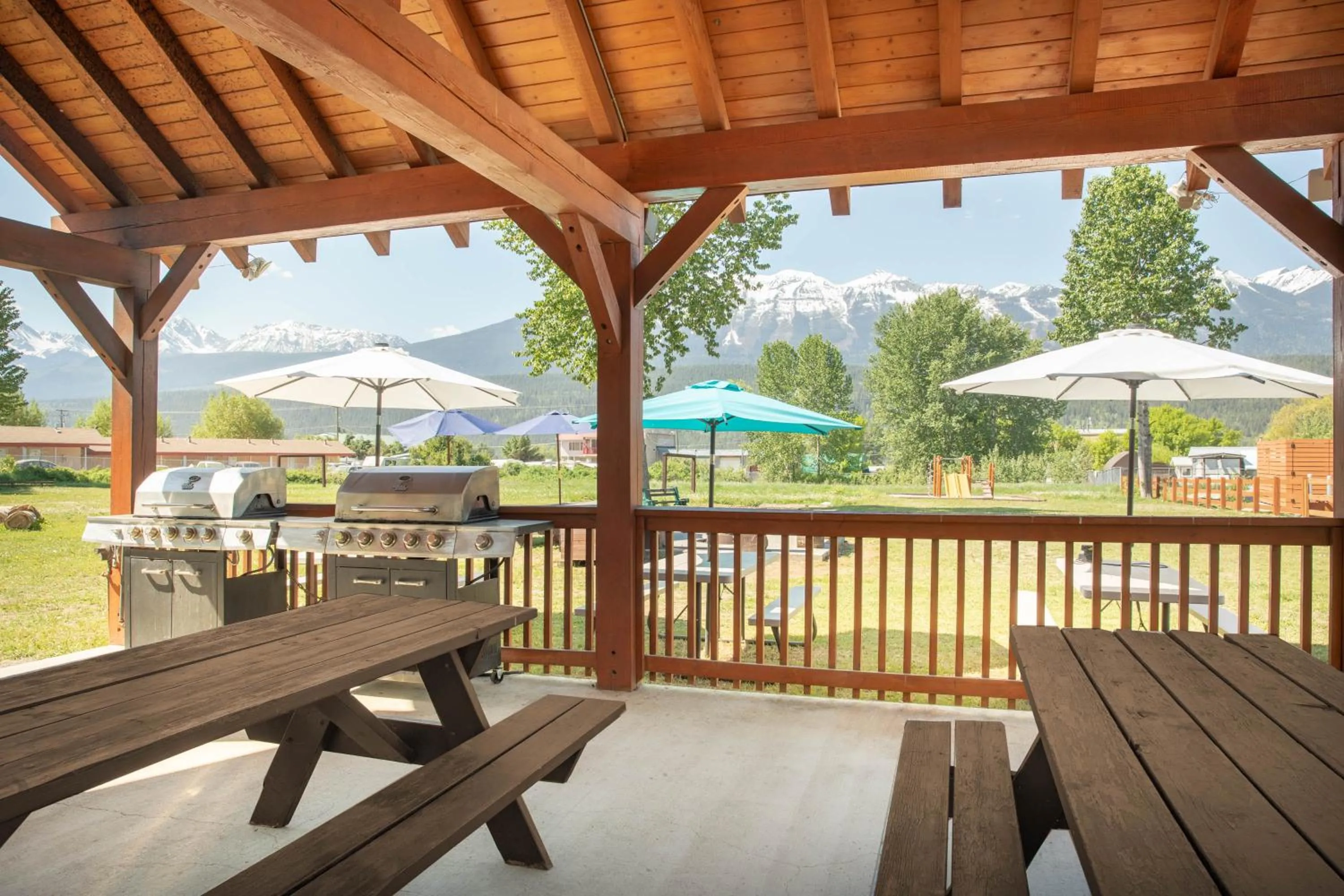 BBQ facilities in Travelodge by Wyndham Golden Sportsman Lodge