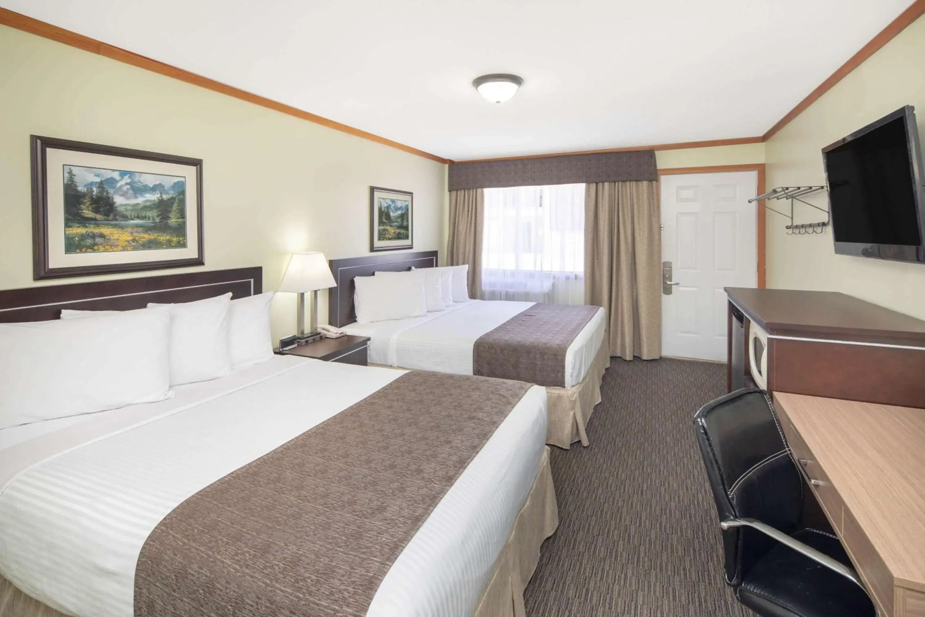 Photo of the whole room, Bed in Travelodge by Wyndham Golden Sportsman Lodge Photo of the whole room, Bed in Travelodge by Wyndham Golden Sportsman Lodge