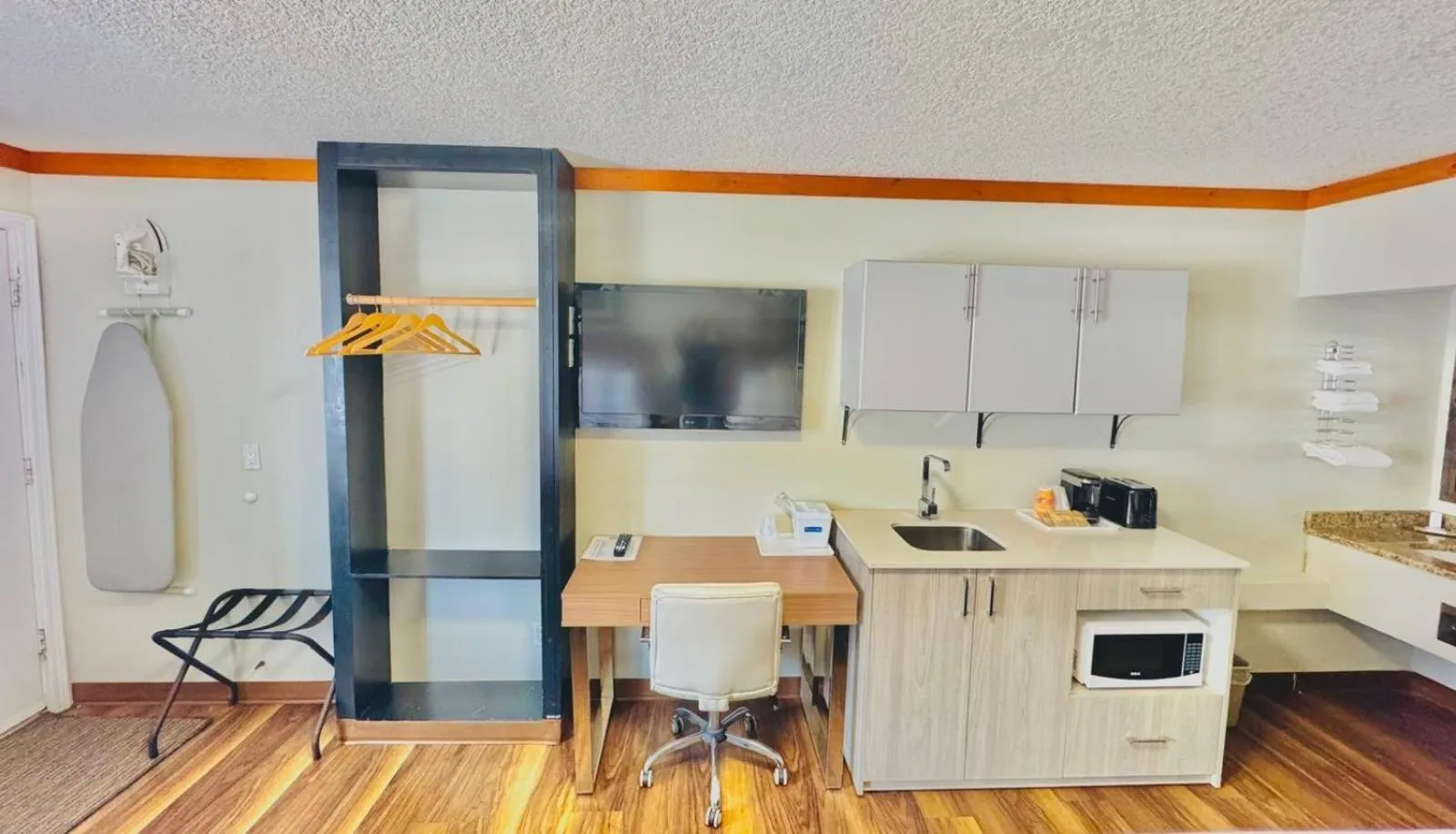 TV and multimedia in Travelodge by Wyndham Golden Sportsman Lodge