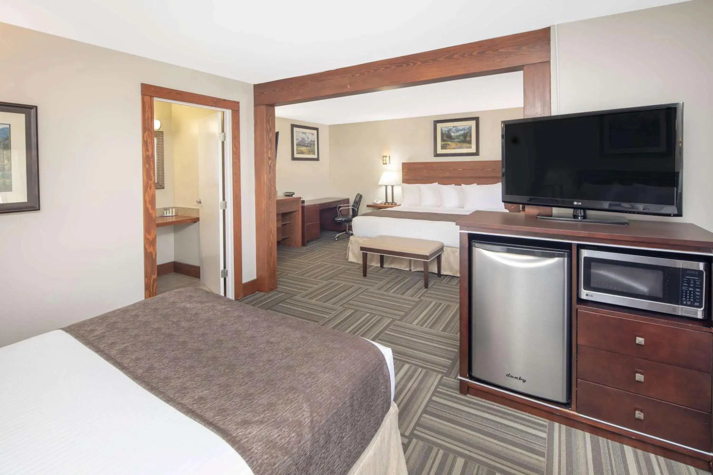 Photo of the whole room, Bed in Travelodge by Wyndham Golden Sportsman Lodge Photo of the whole room, Bed in Travelodge by Wyndham Golden Sportsman Lodge