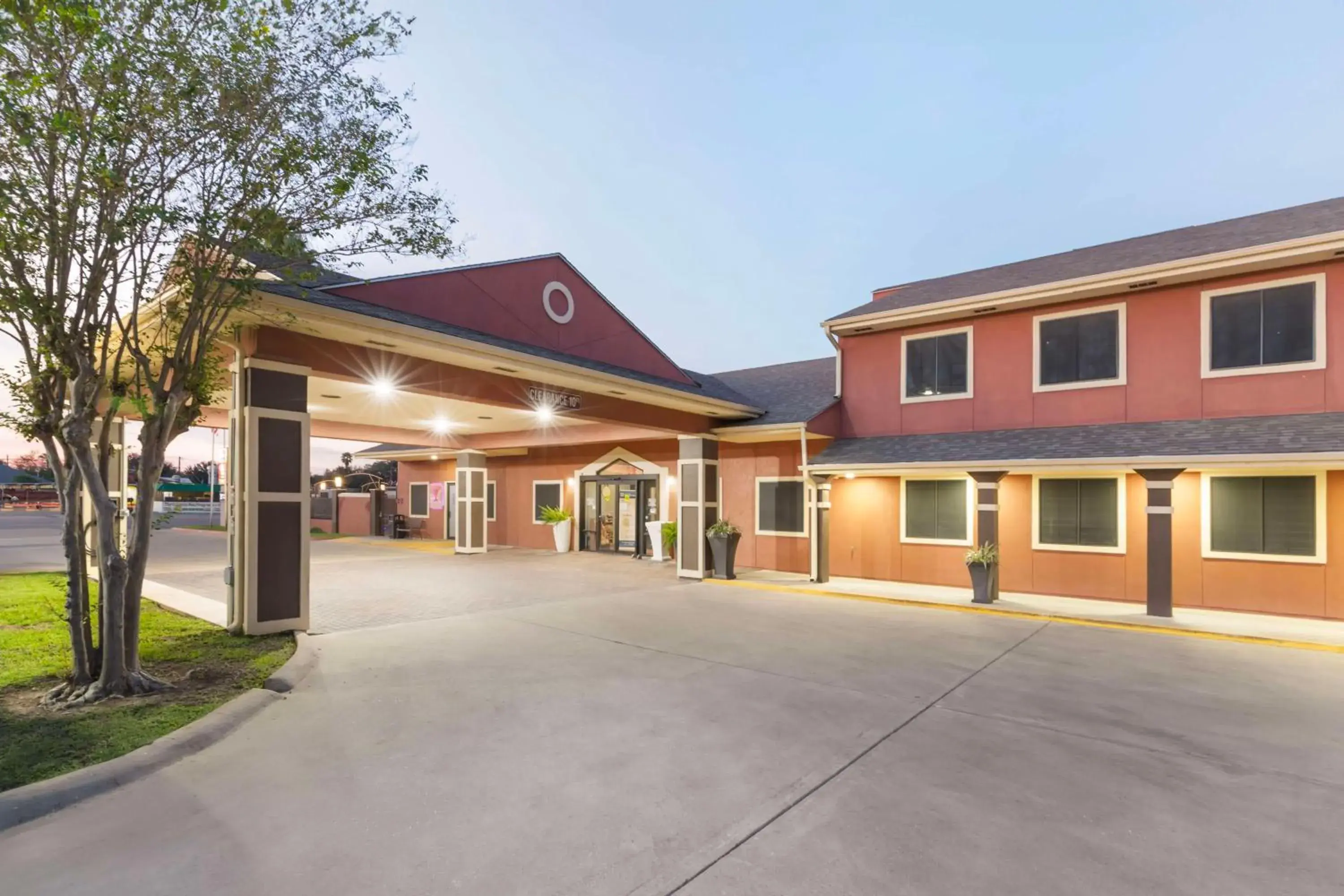 Property building in Best Western Plus Edinburg Inn & Suites Property building in Best Western Plus Edinburg Inn & Suites