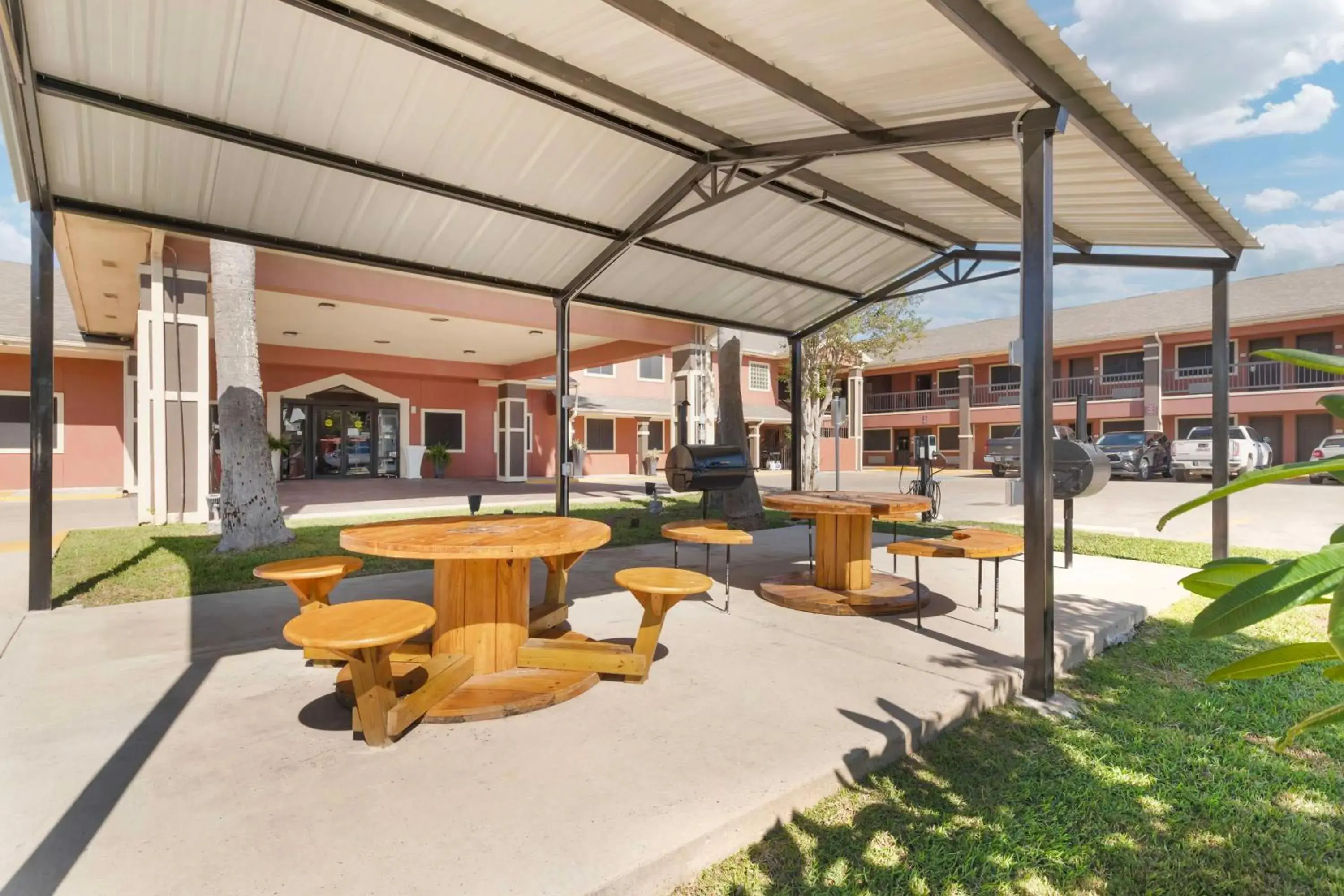 Property building in Best Western Plus Edinburg Inn & Suites Property building in Best Western Plus Edinburg Inn & Suites