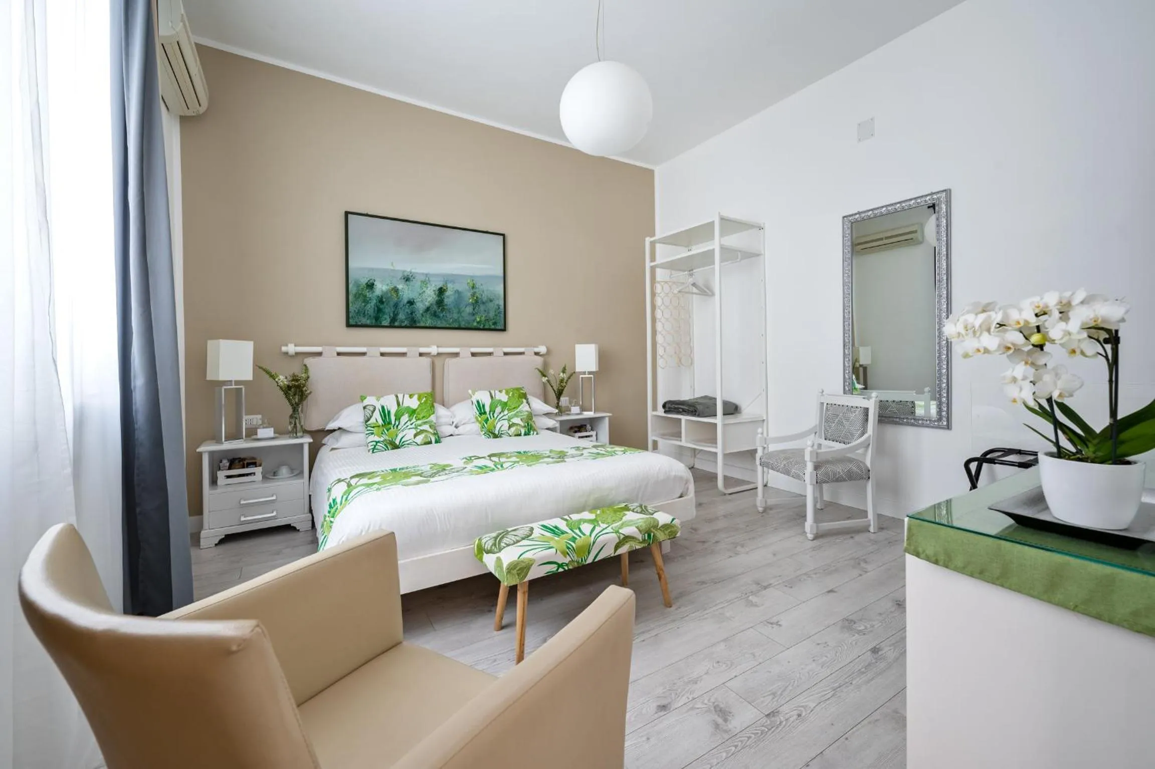 Photo of the whole room, Bed in Donnalaura