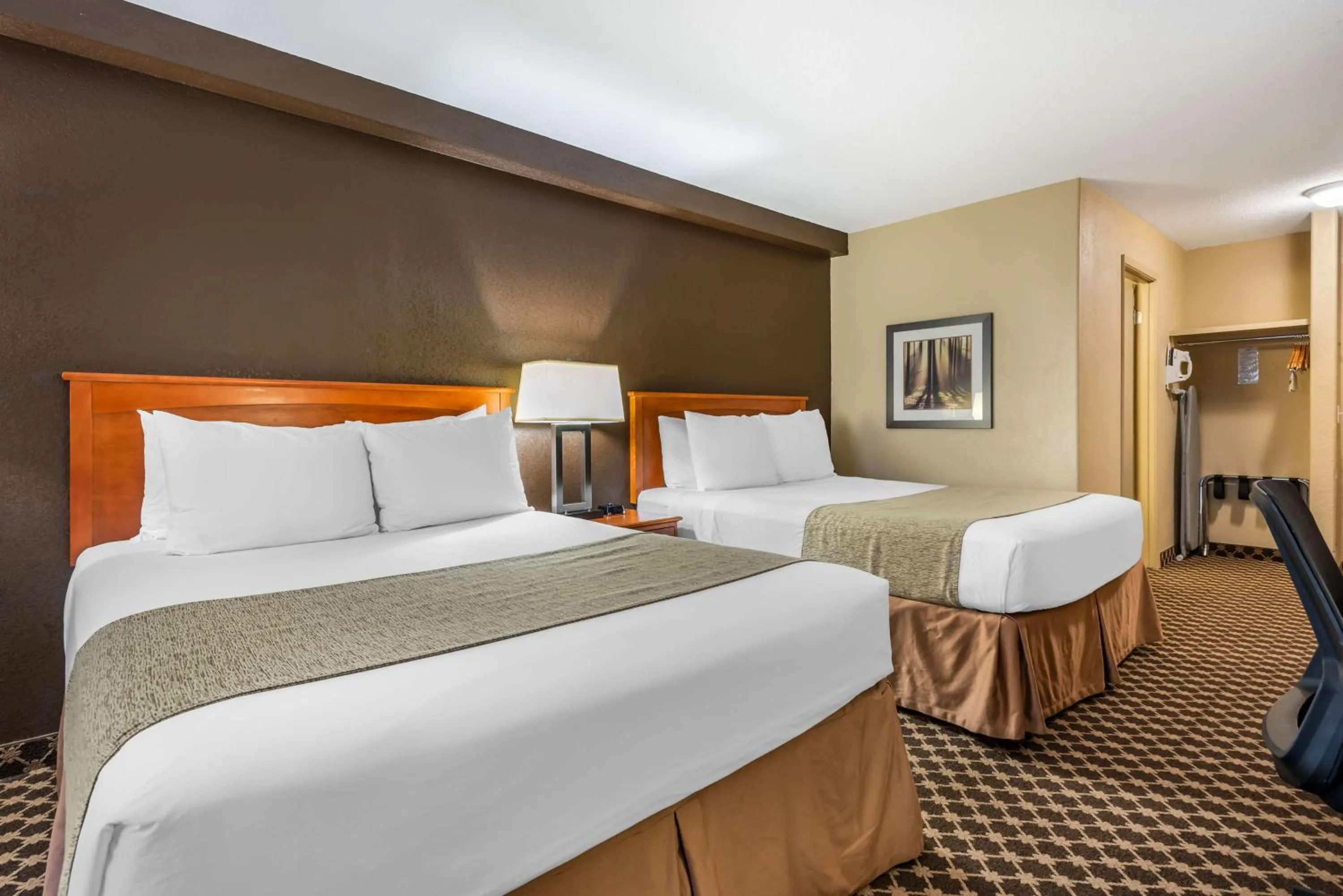 Bedroom, Bed in Best Western Strathmore Inn