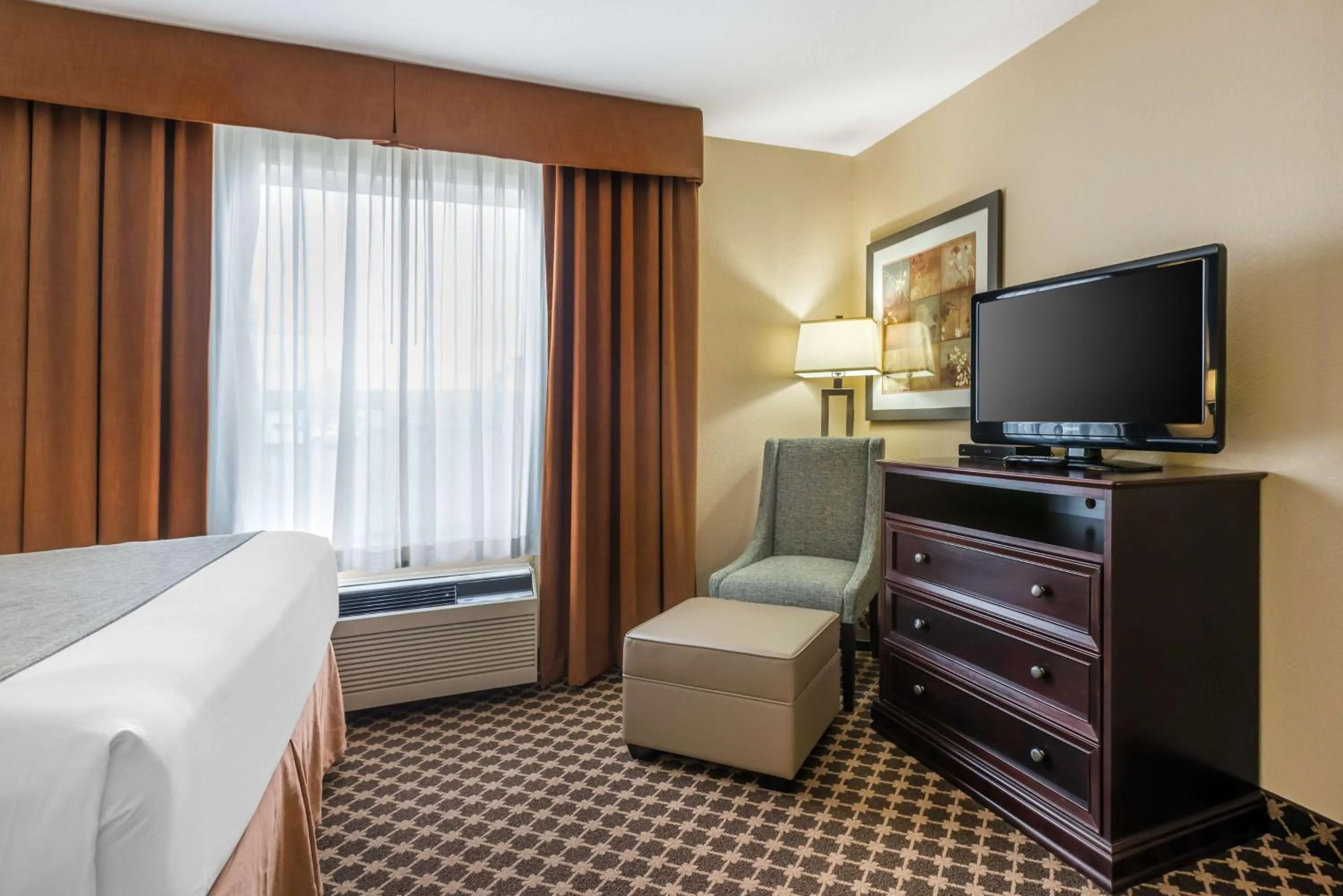 Bedroom, Bed in Best Western Strathmore Inn