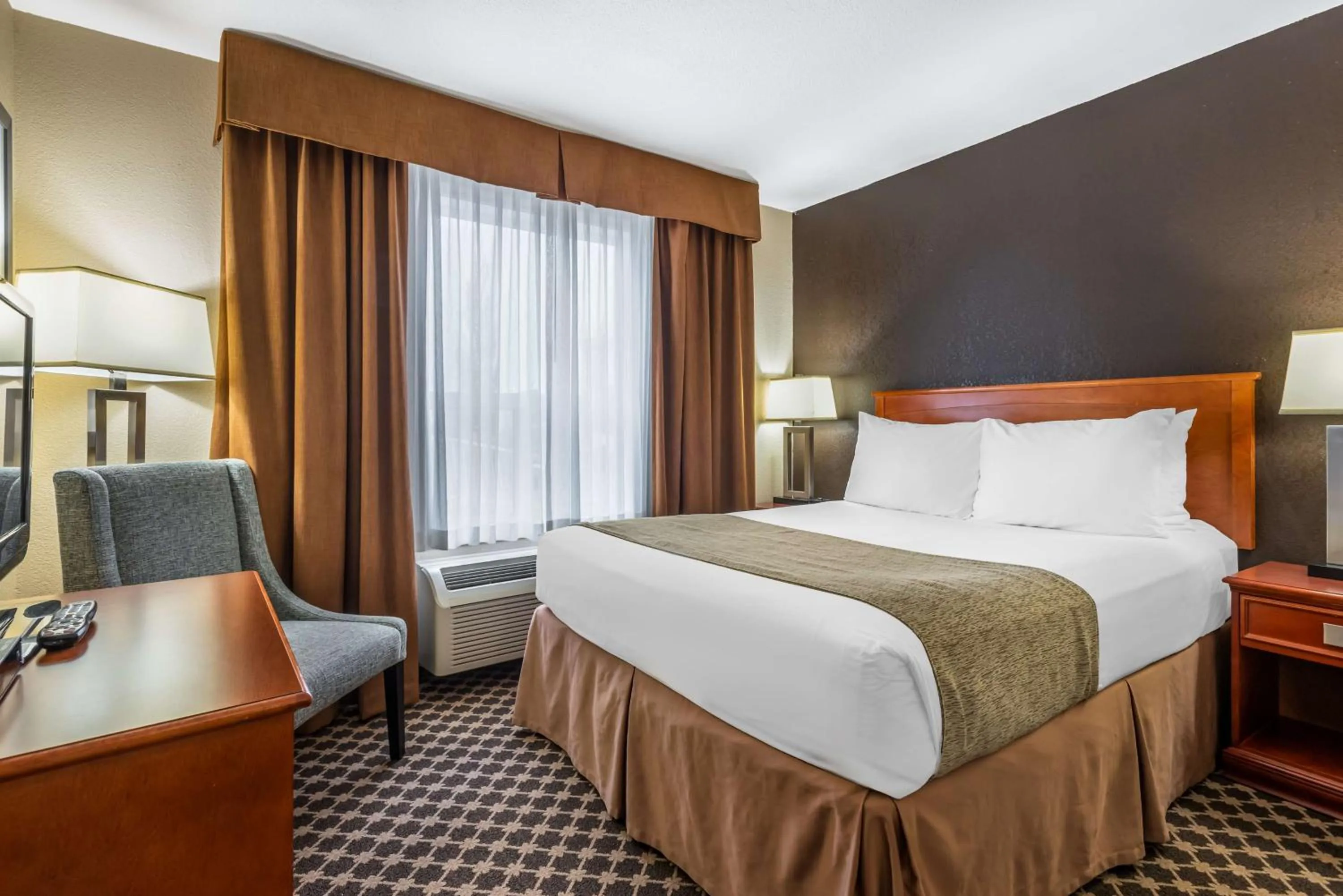 Bedroom, Bed in Best Western Strathmore Inn