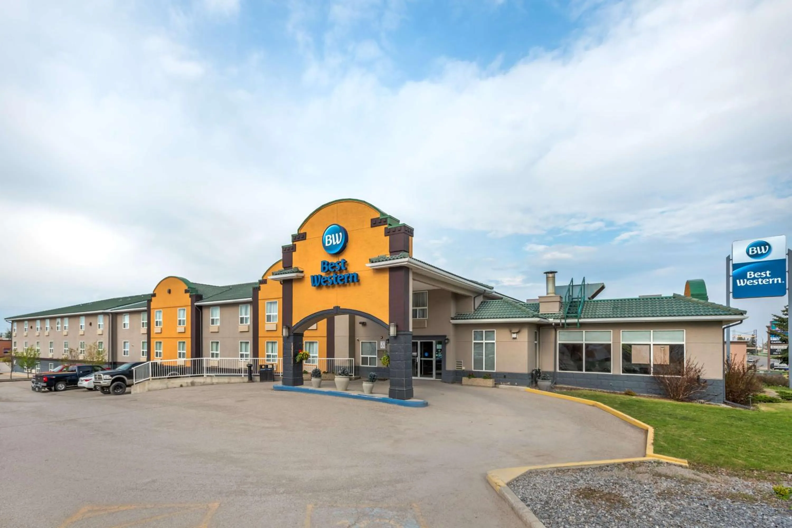 Property building in Best Western Strathmore Inn