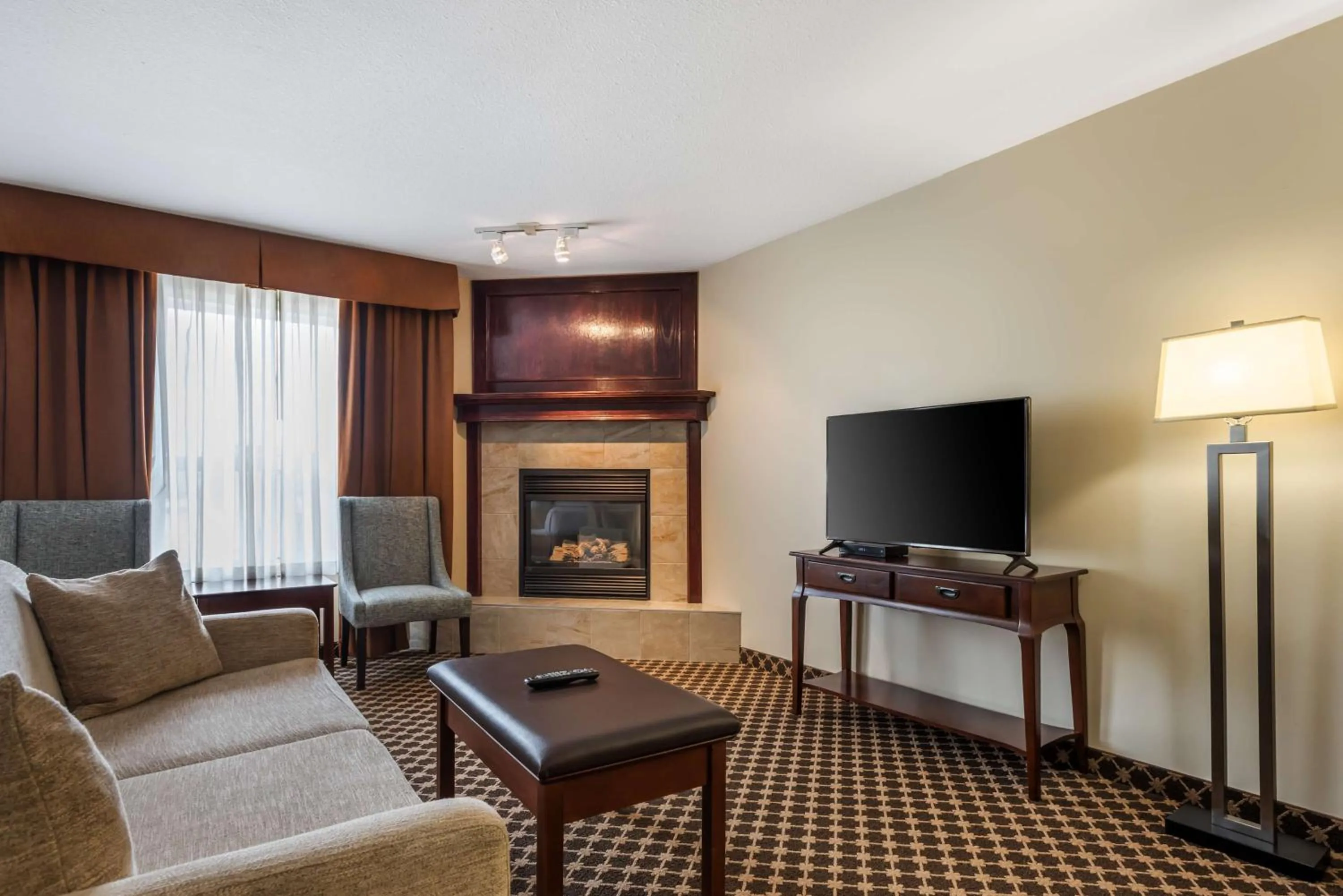Bedroom in Best Western Strathmore Inn