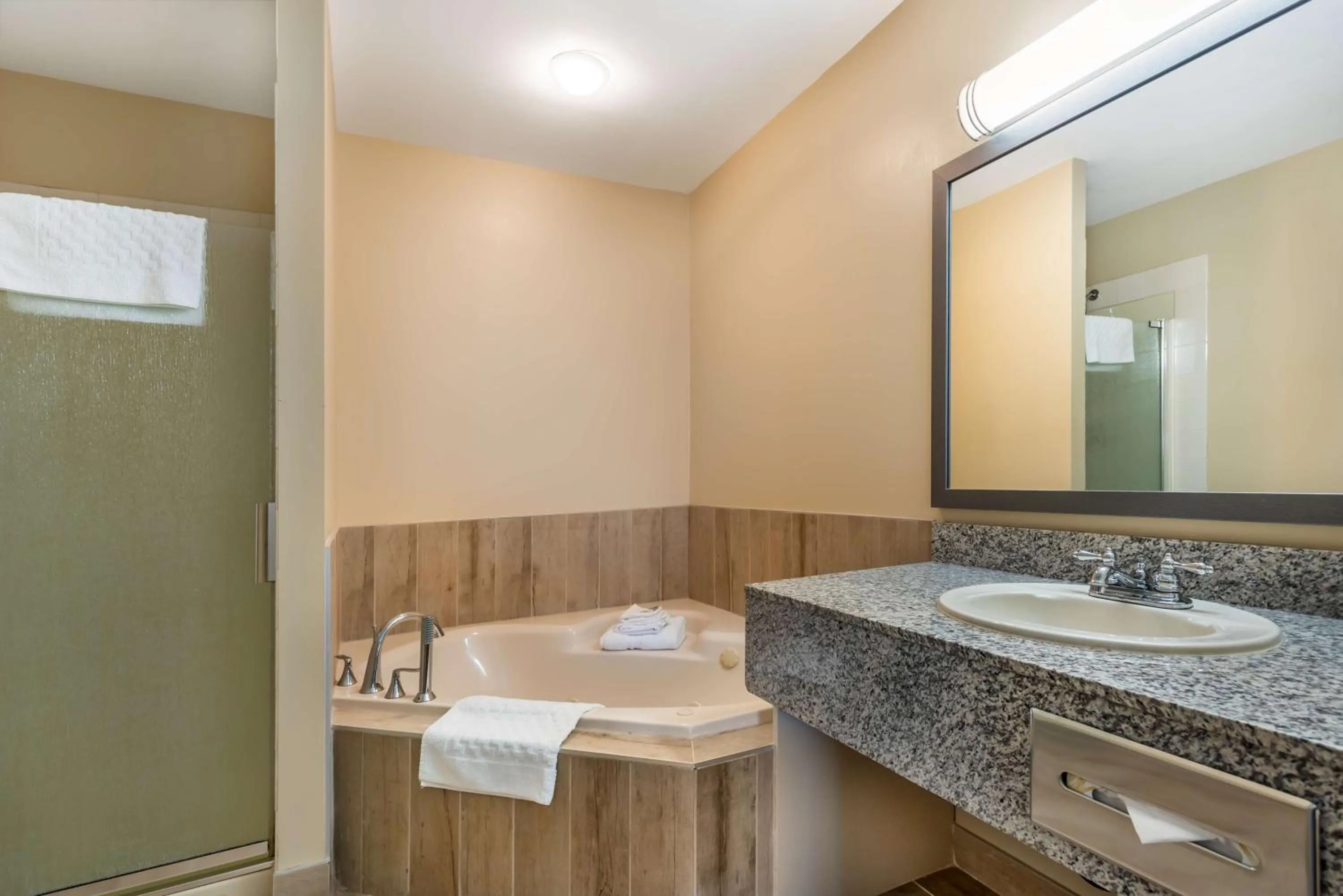 Bathroom in Best Western Strathmore Inn